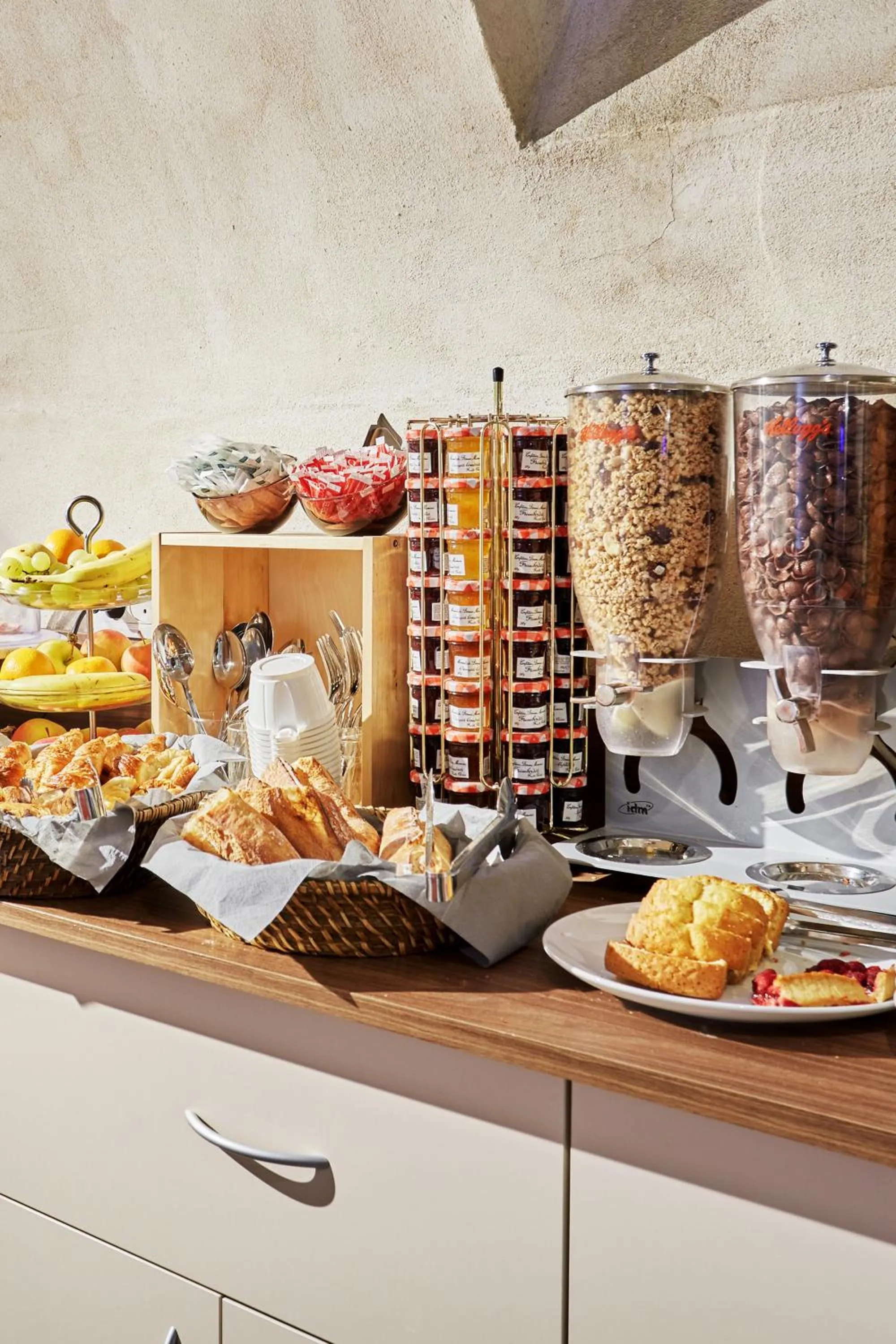 Property building in Hôtel Le Relais Saint Charles