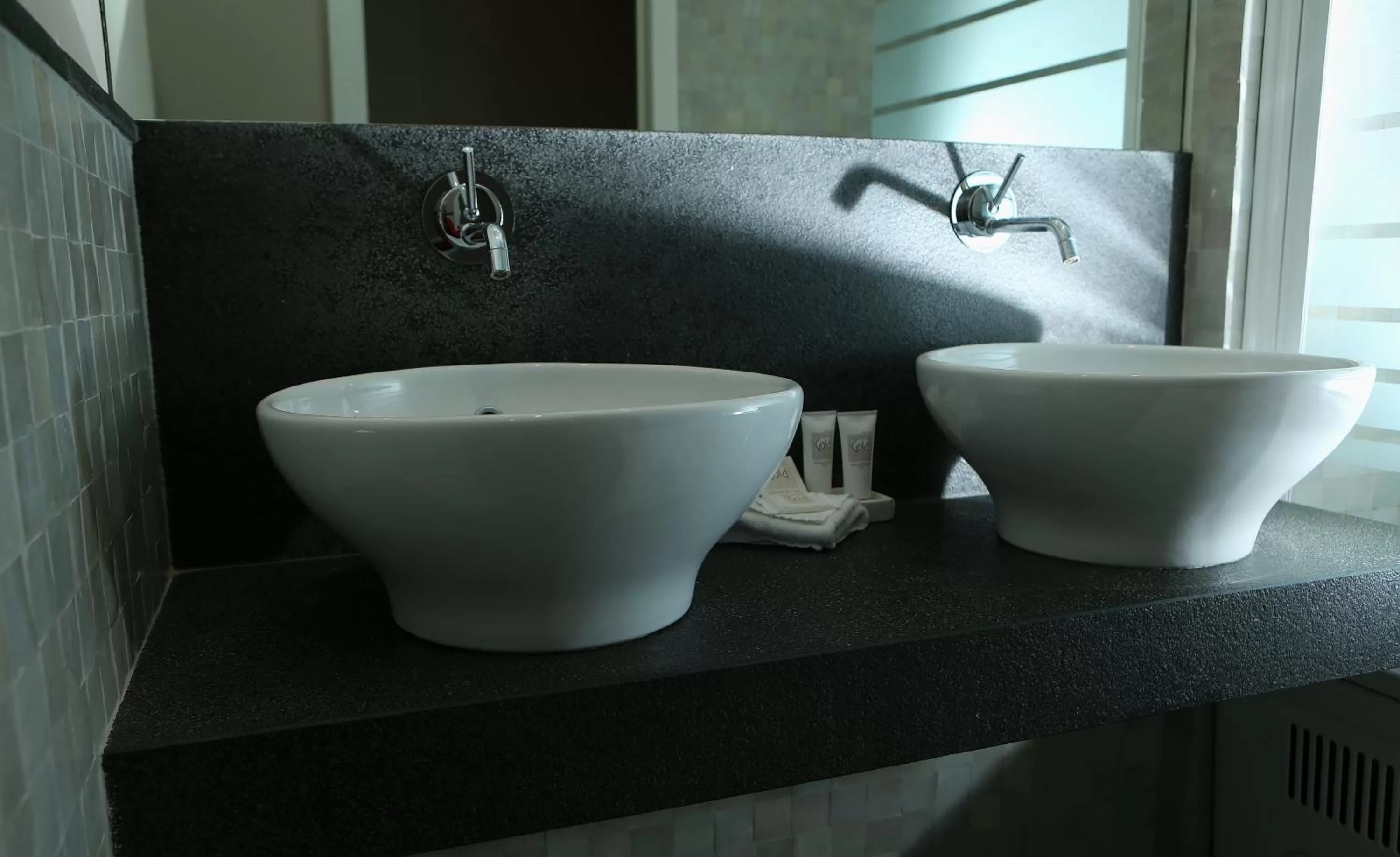 Bathroom in Hotel Acacia