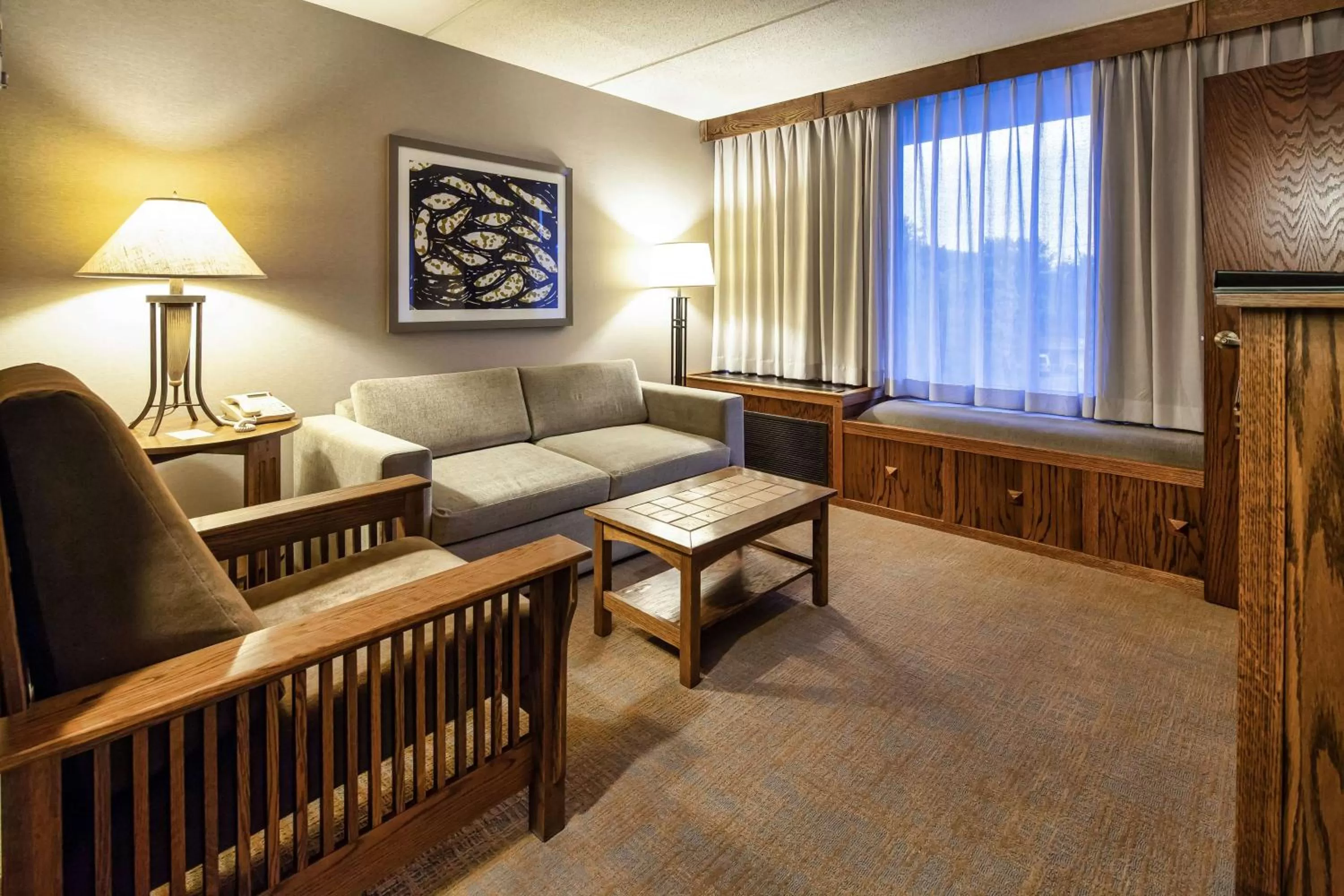 Living room, Bed in DoubleTree by Hilton Libertyville-Mundelein