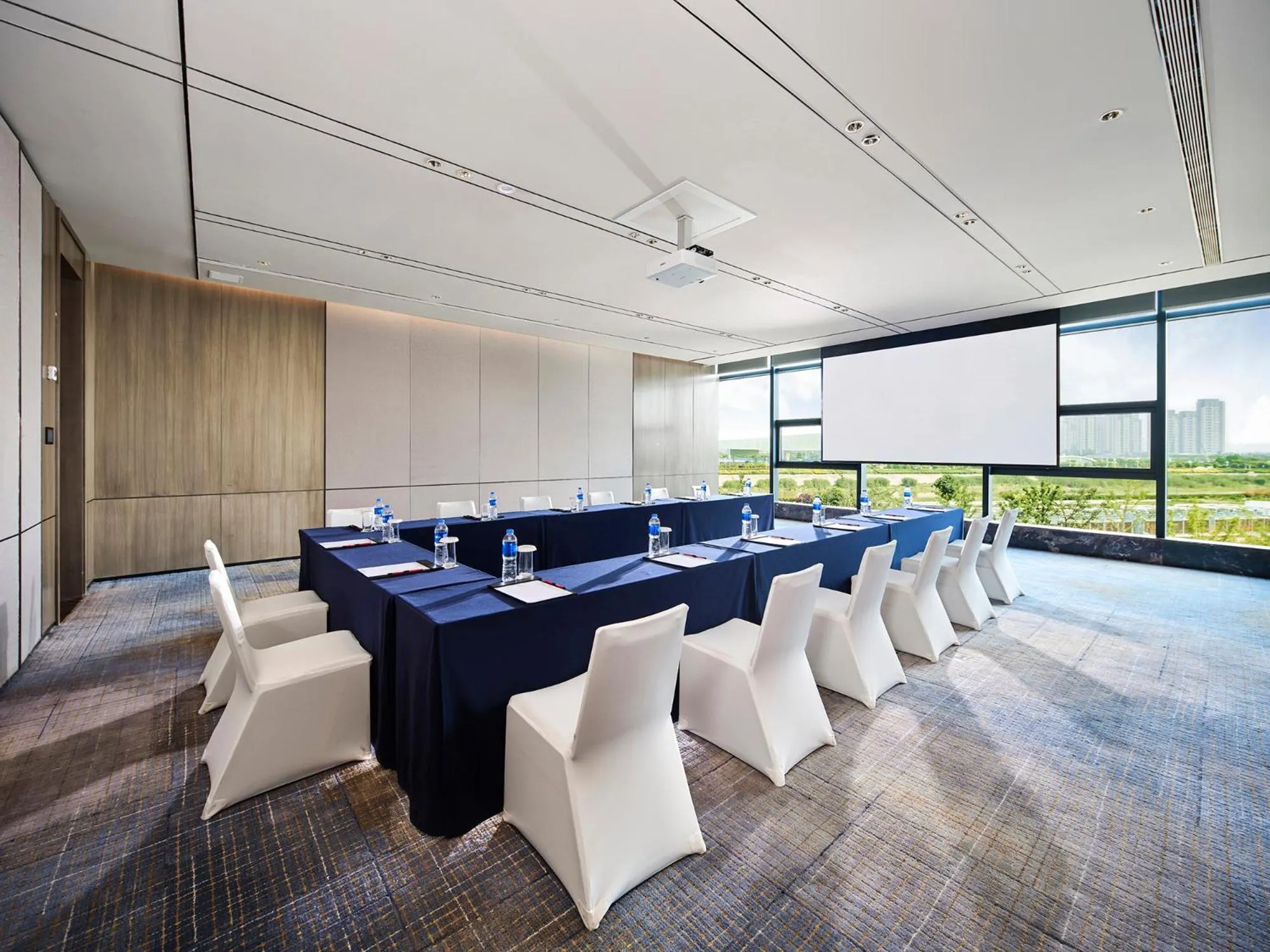 Meeting/conference room in HUALUXE Nanjing Yangtze River