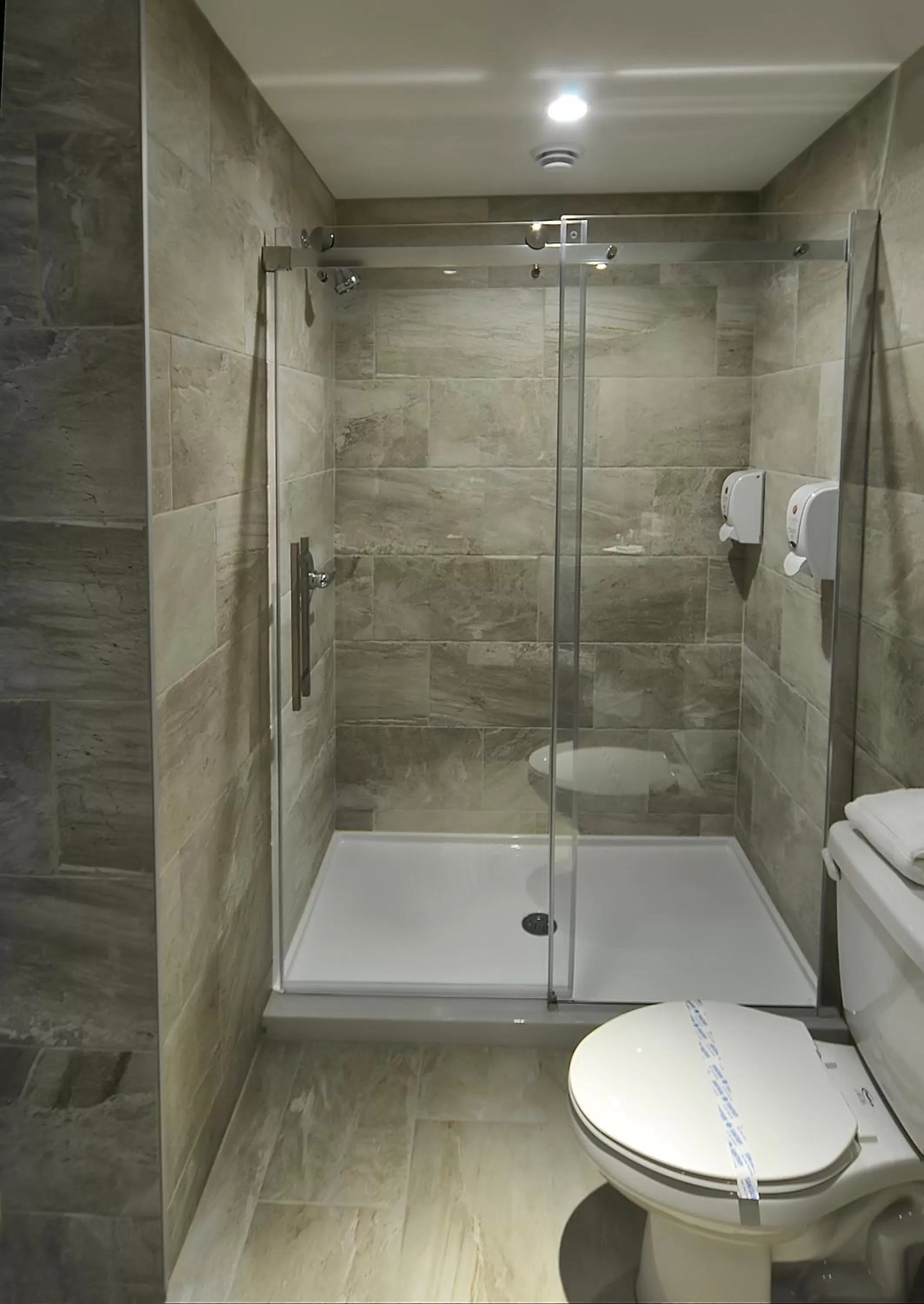 Shower in Hôtel Le Floral