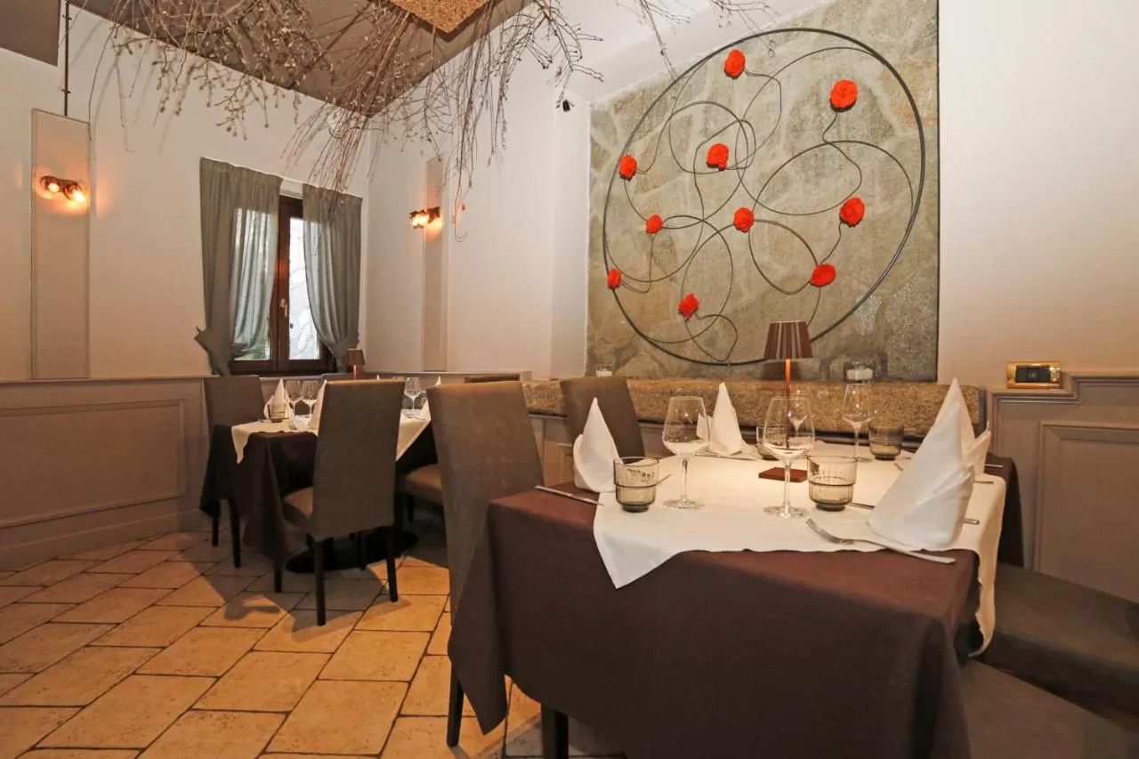 Restaurant/places to eat in Hotel Grotto Bagat