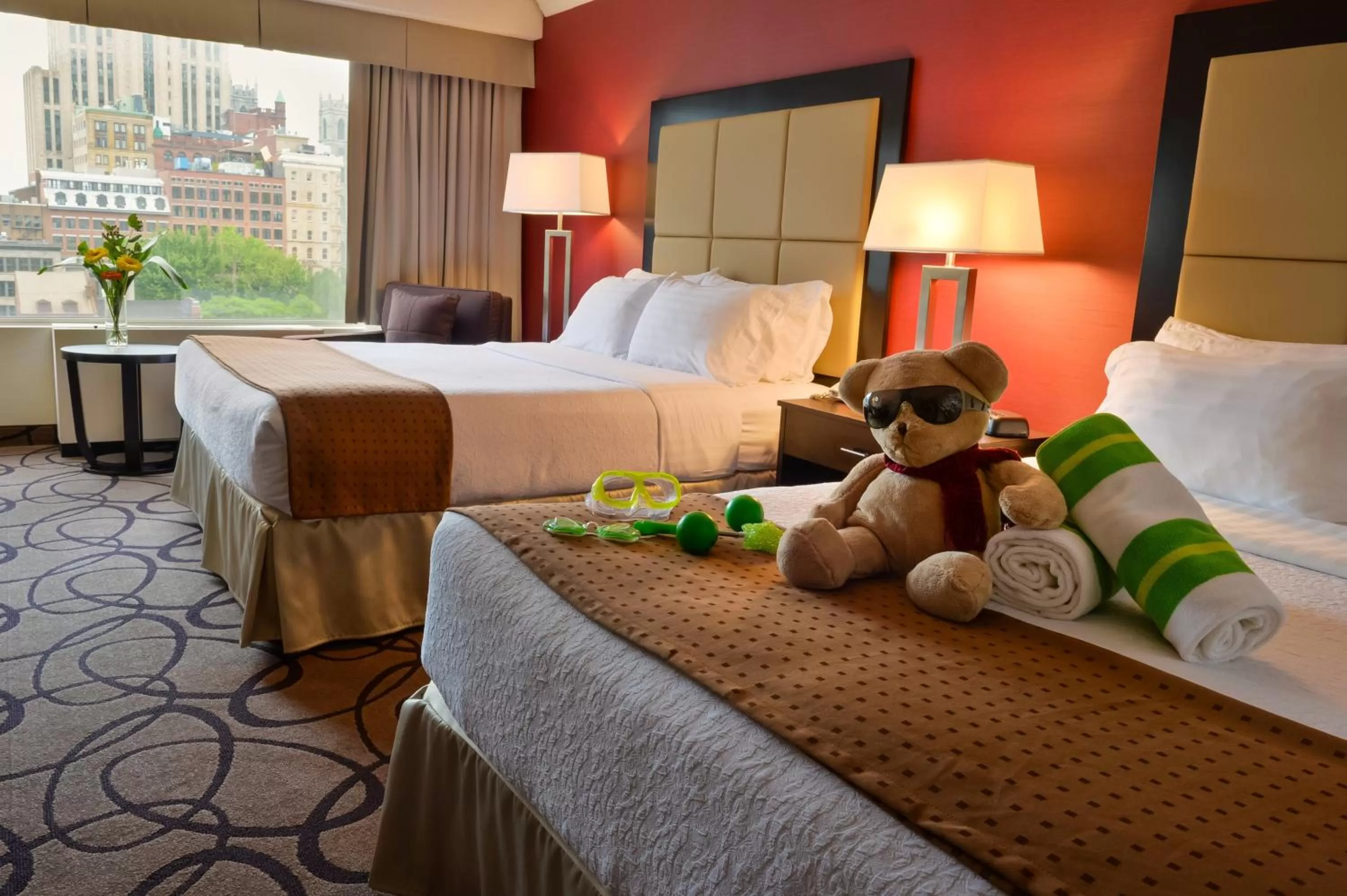 Photo of the whole room, Bed in Holiday Inn Montreal Centre Ville Downtown by IHG