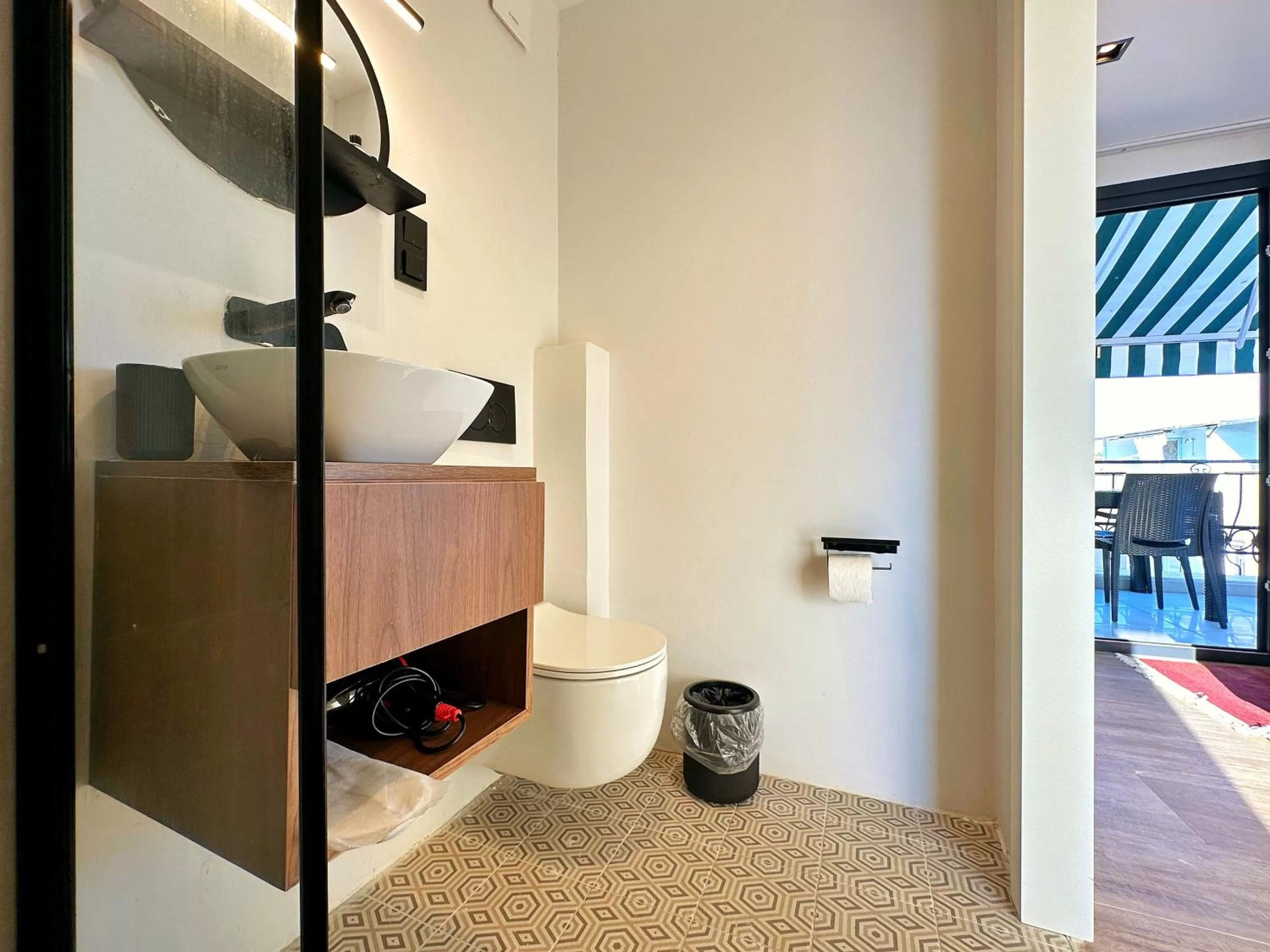 Shower in Sultan Pier Hotel