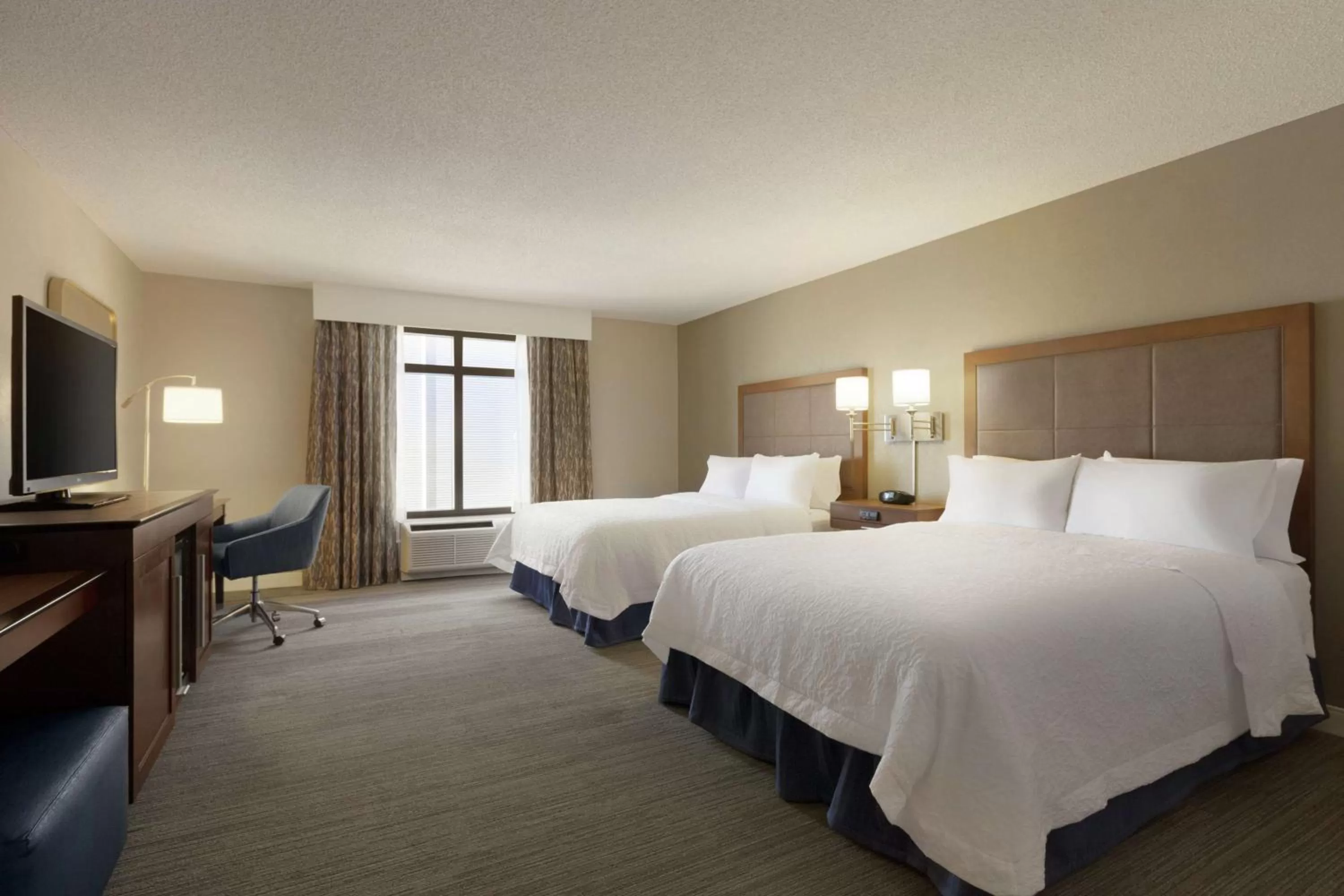 Bed in Hampton Inn & Suites Nashville-Downtown