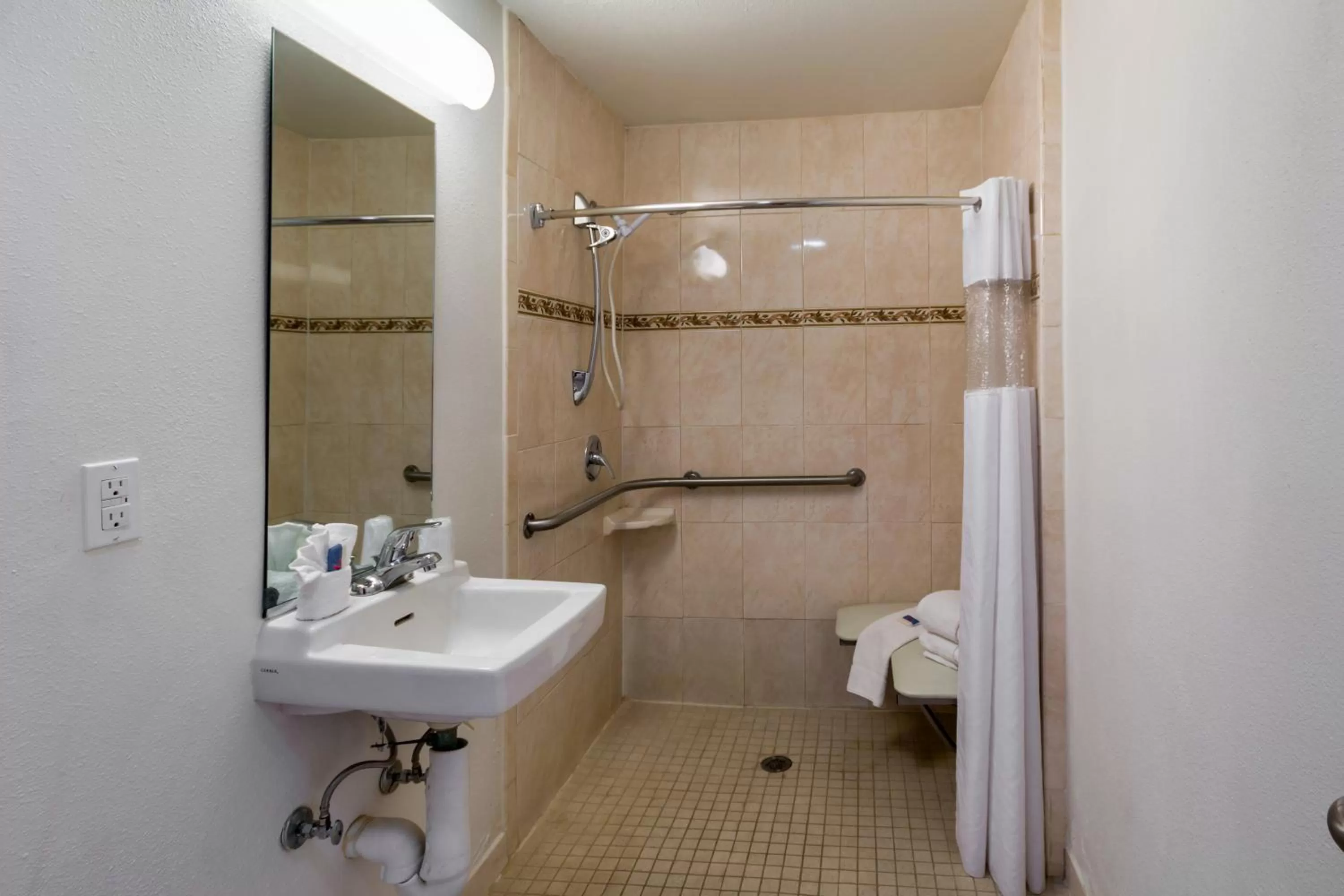 Bathroom in Motel 6-El Paso, TX - Airport - Fort Bliss