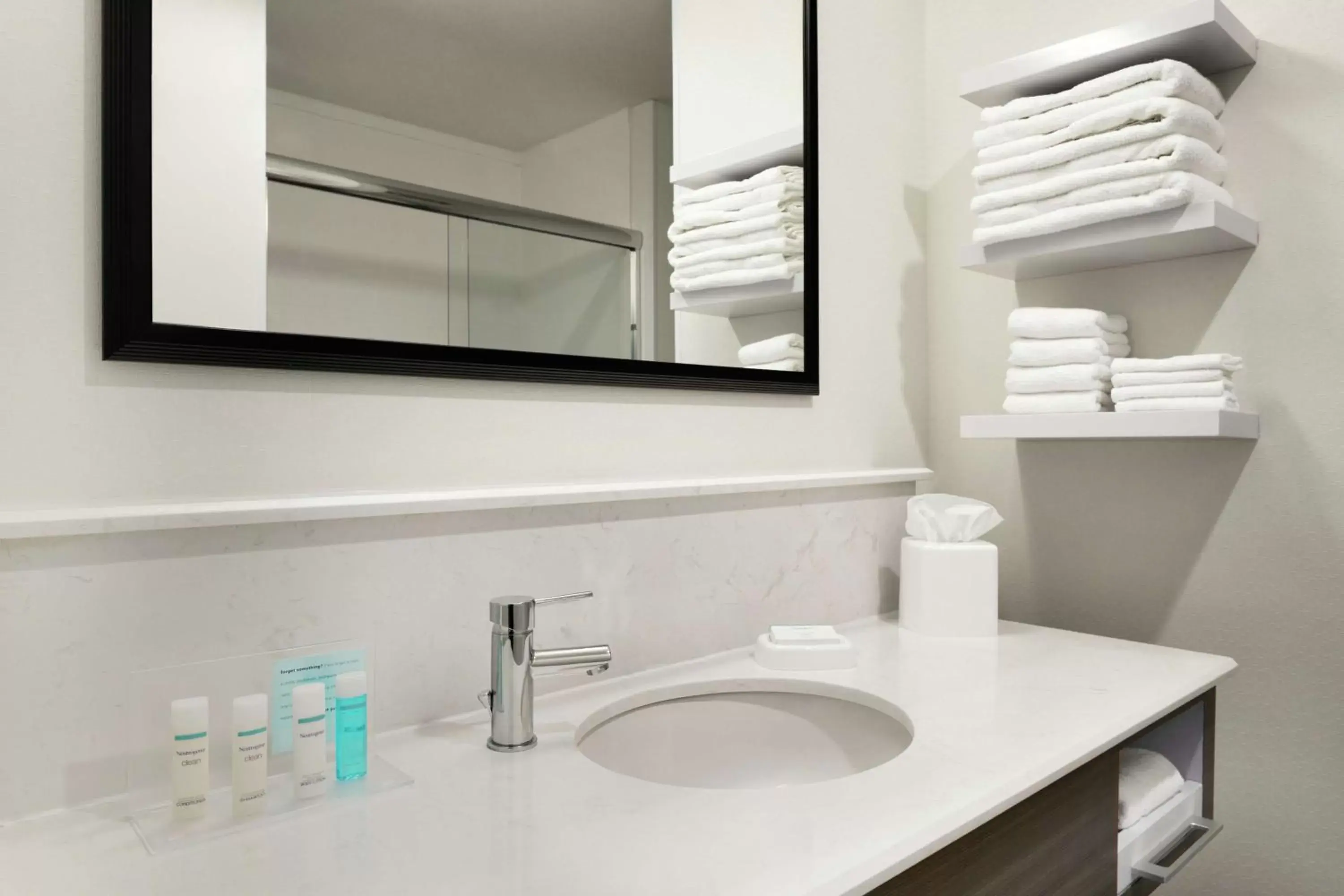 King Room - Hearing Accessible/Non-Smoking in Hampton Inn & Suites St. Louis/Alton, IL King Room - Hearing Accessible/Non-Smoking in Hampton Inn & Suites St. Louis/Alton, IL