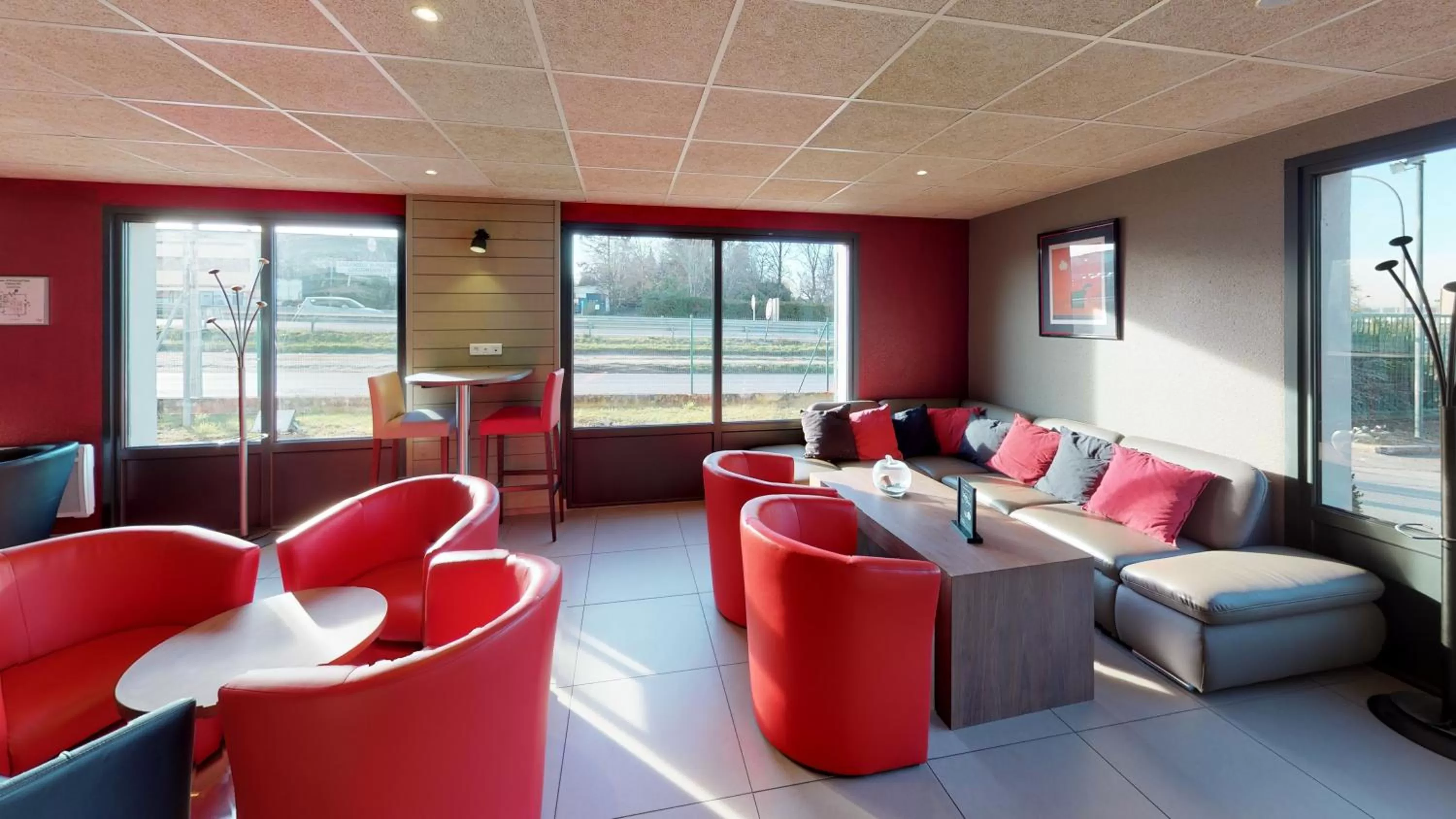 Communal lounge/ TV room in Kyriad Meaux Sud Nanteuil Les Meaux