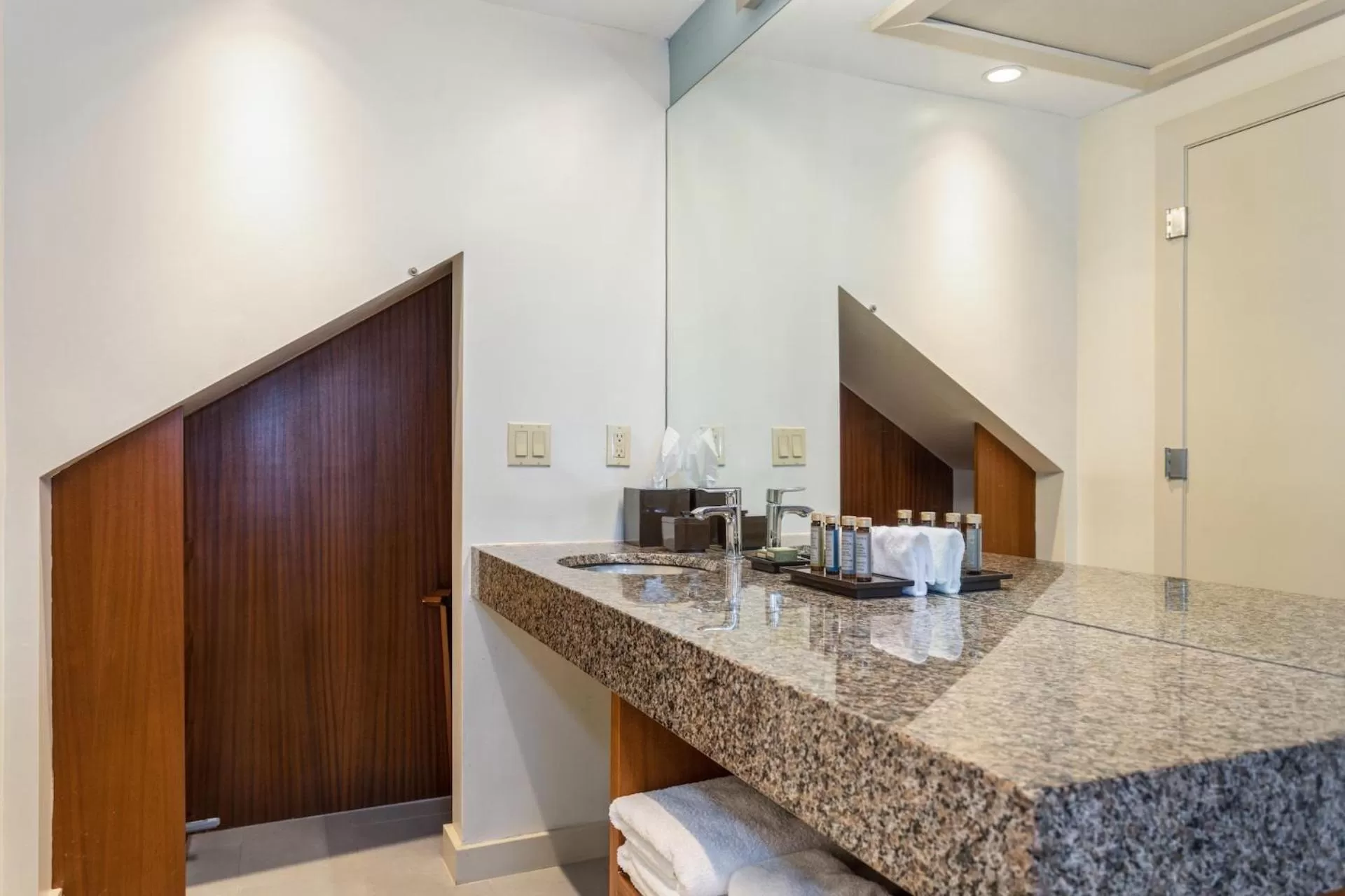 Bathroom in Kasa El Paseo Miami Beach