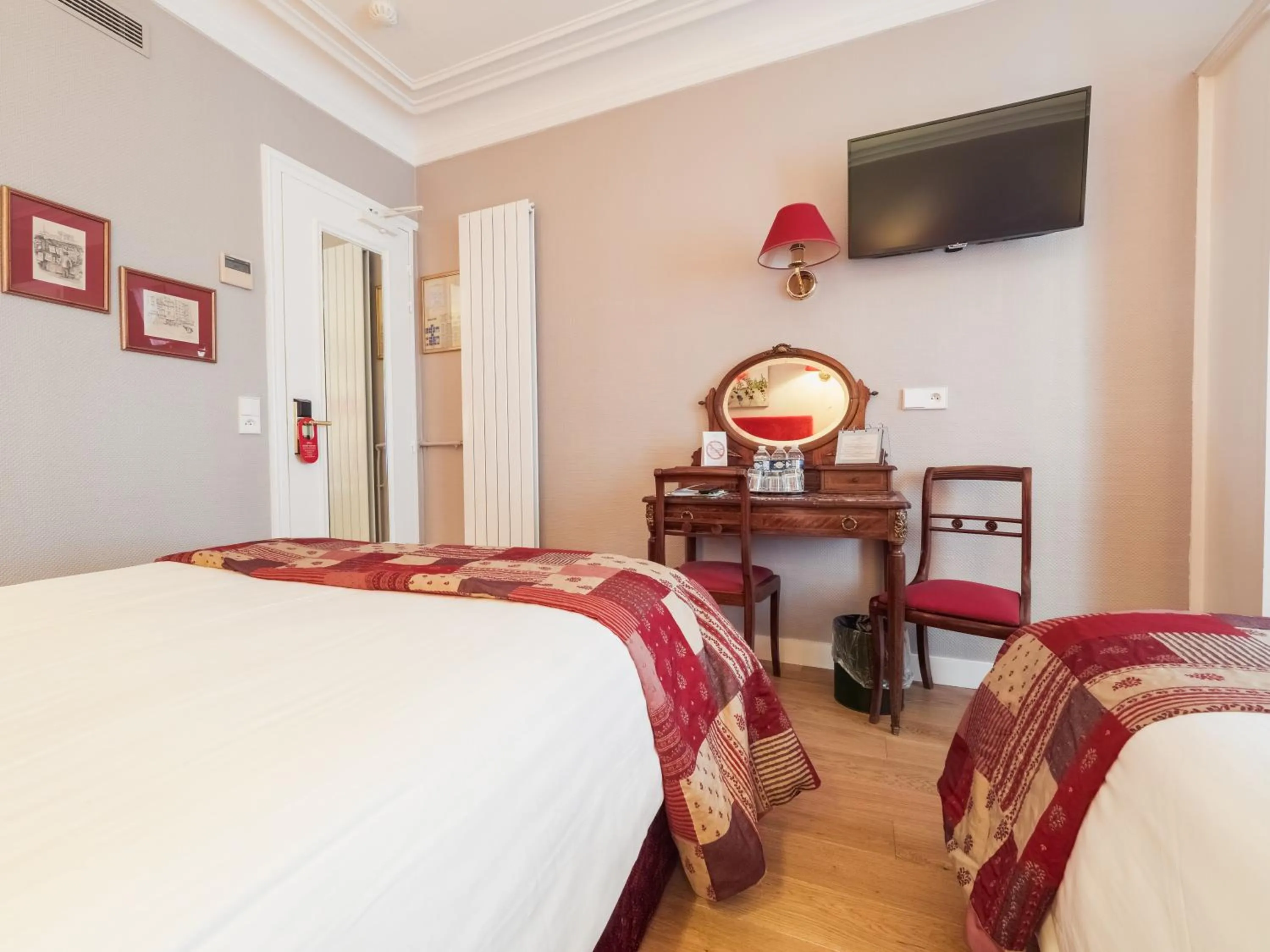 Communal lounge/ TV room, Bed in New Orient Hotel