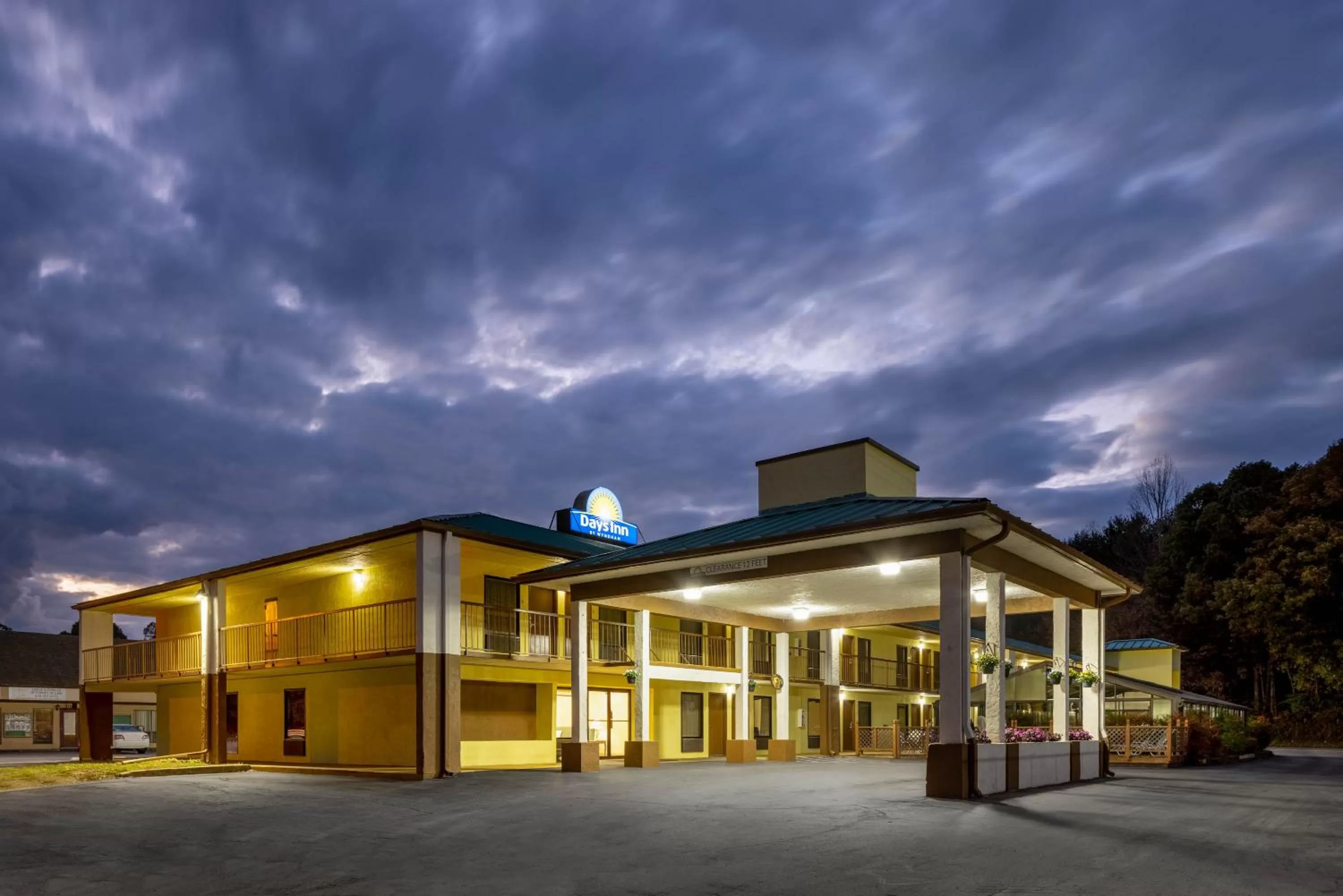 Property building in Days Inn by Wyndham Murphy