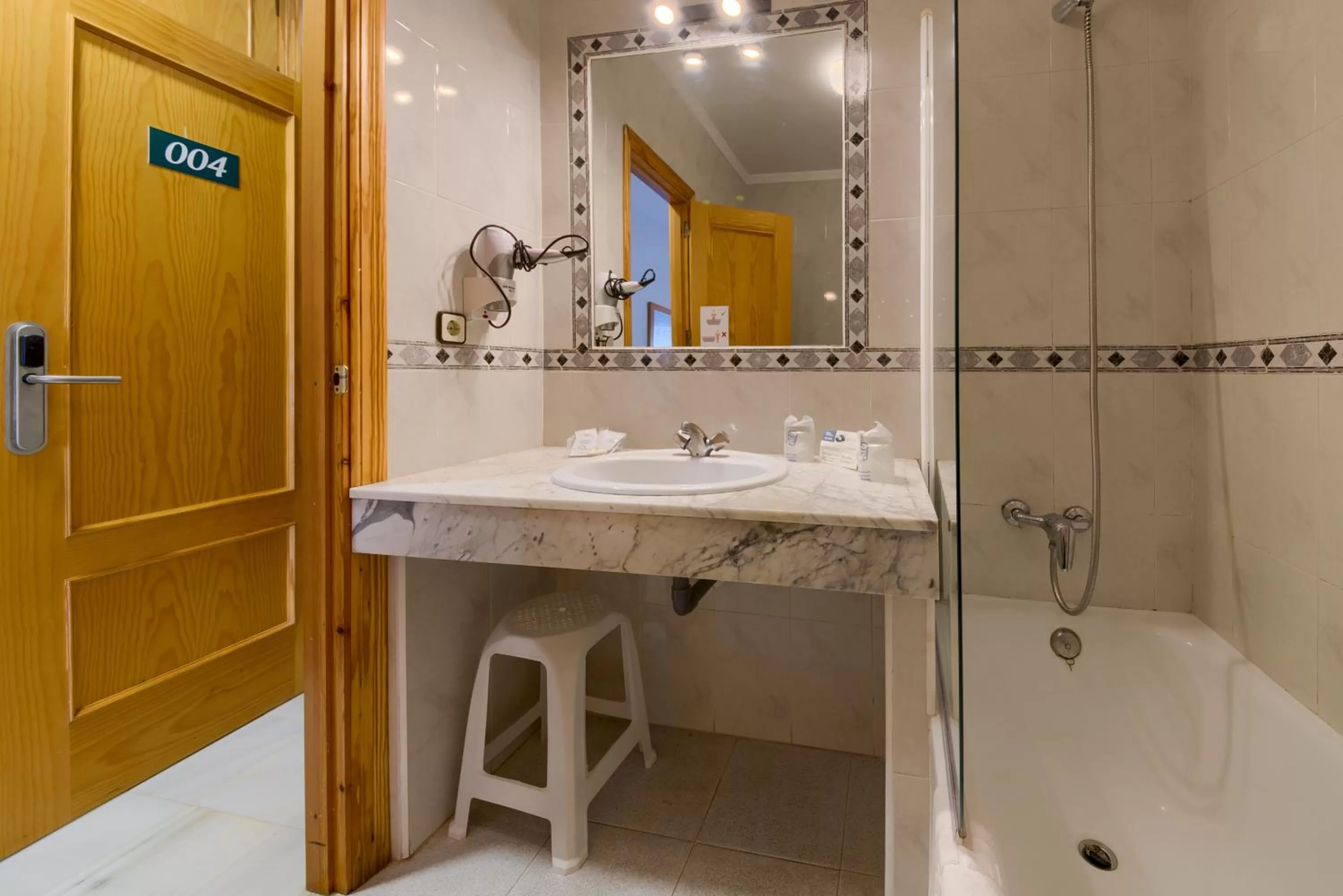 Bathroom in Hotel Torre De Los Guzmanes