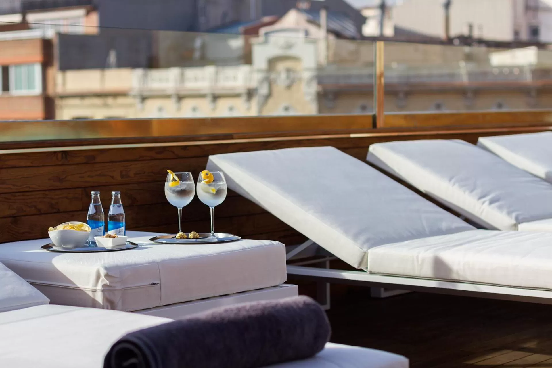 Swimming pool in Hotel Well and Come Barcelona