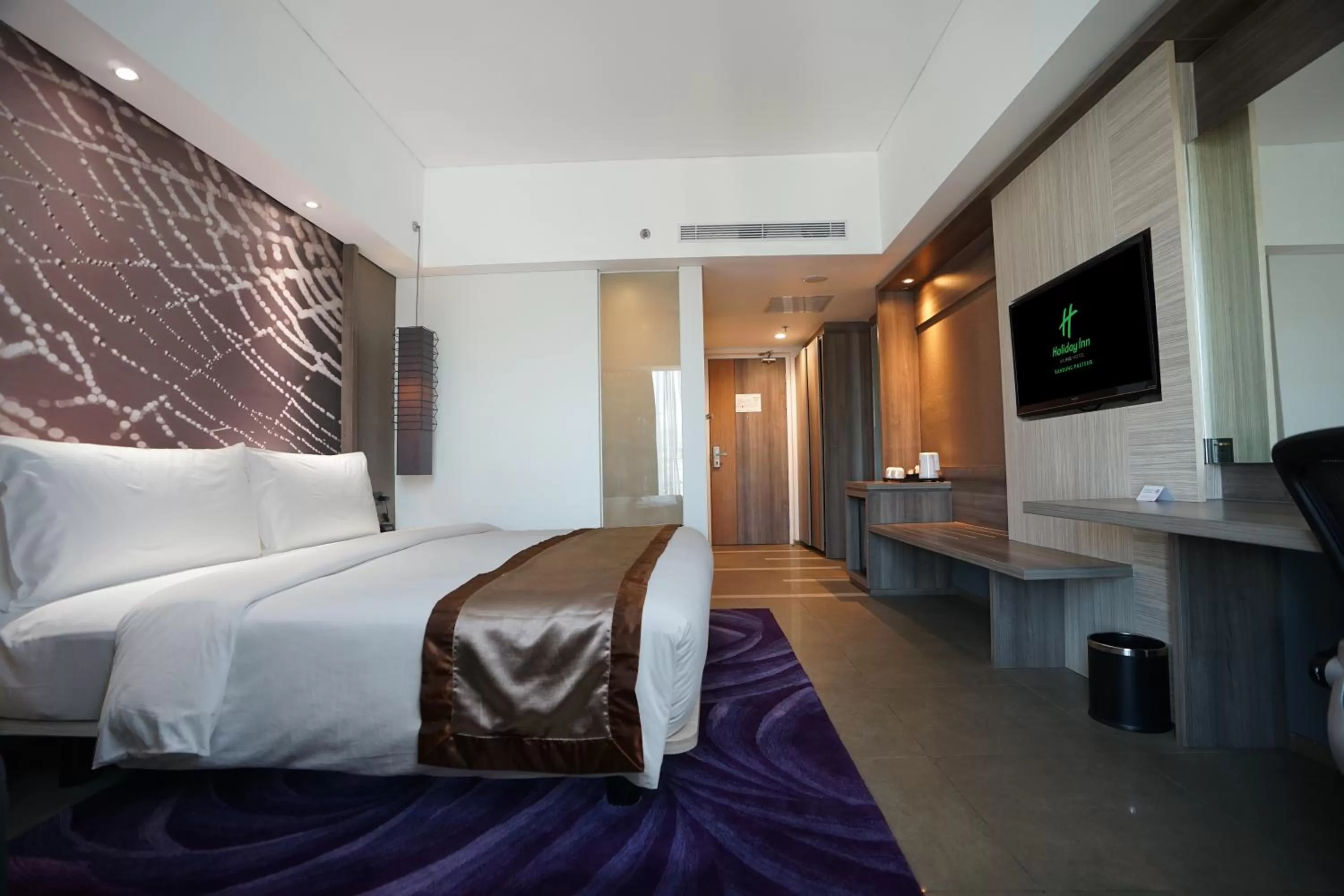 TV and multimedia, Bed in Holiday Inn Bandung Pasteur by IHG