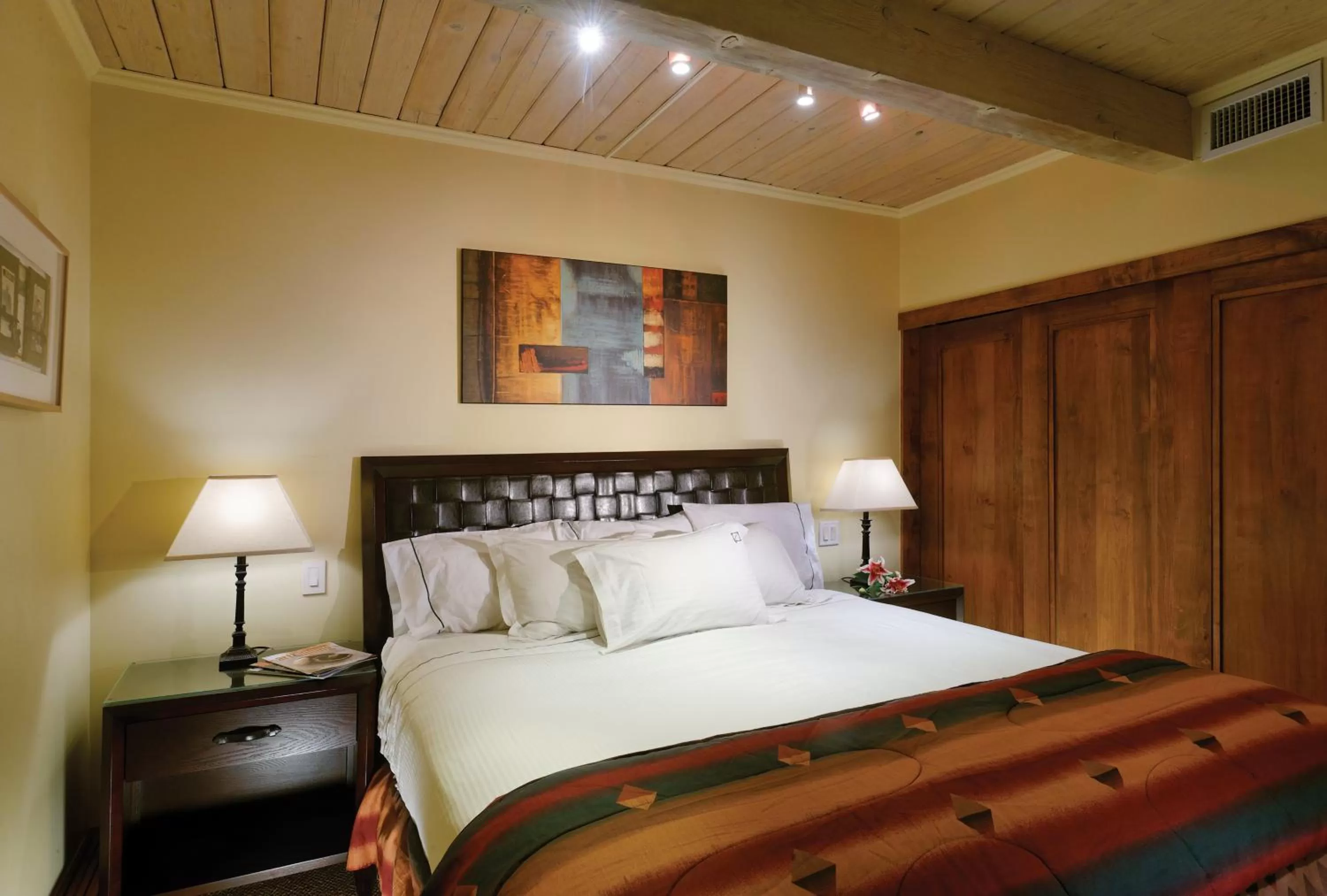 Bed in Aspen Square Condominium Hotel