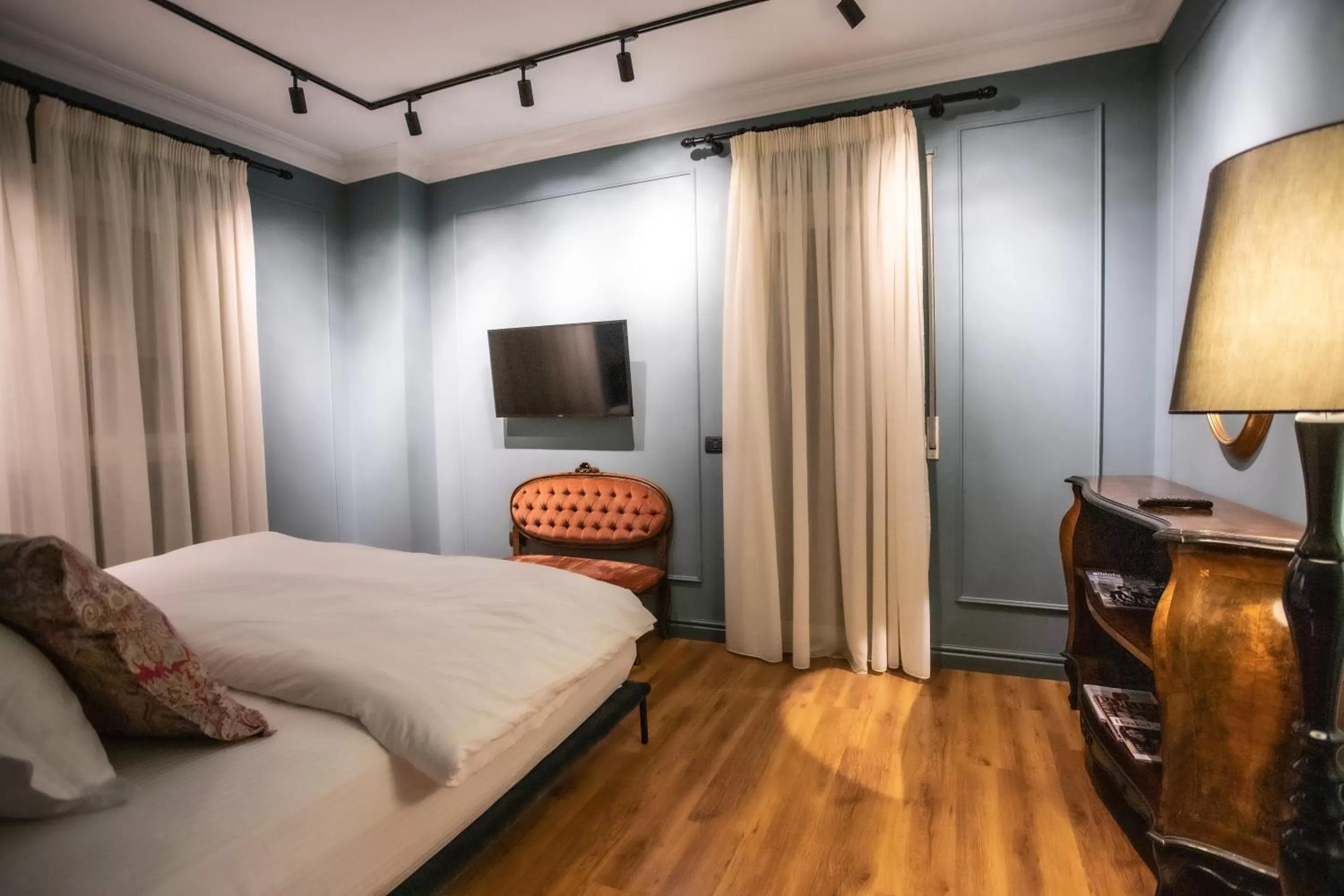 Bedroom, Bed in Mondial Hotel