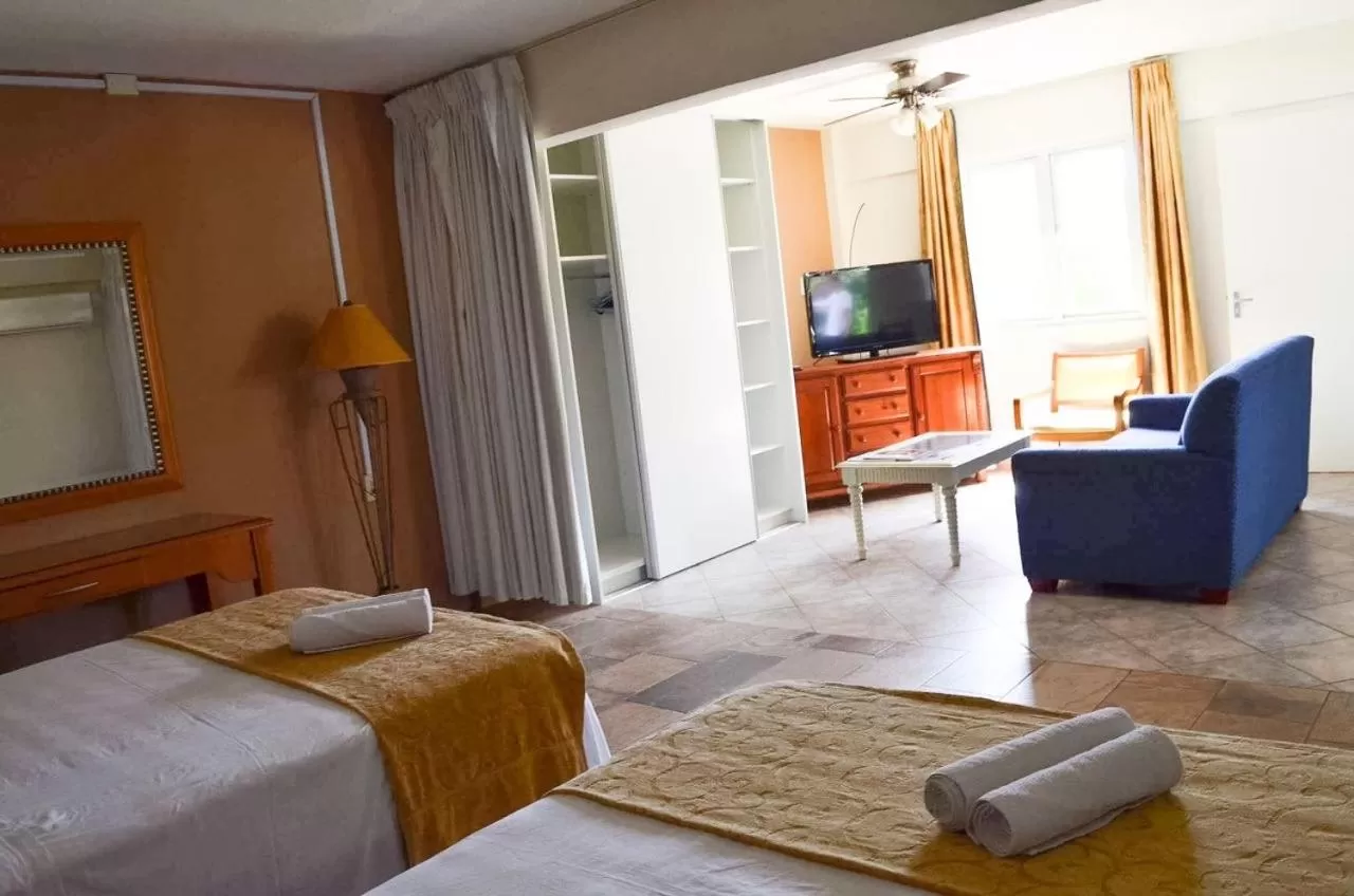 TV/Entertainment Center in La Felicidad