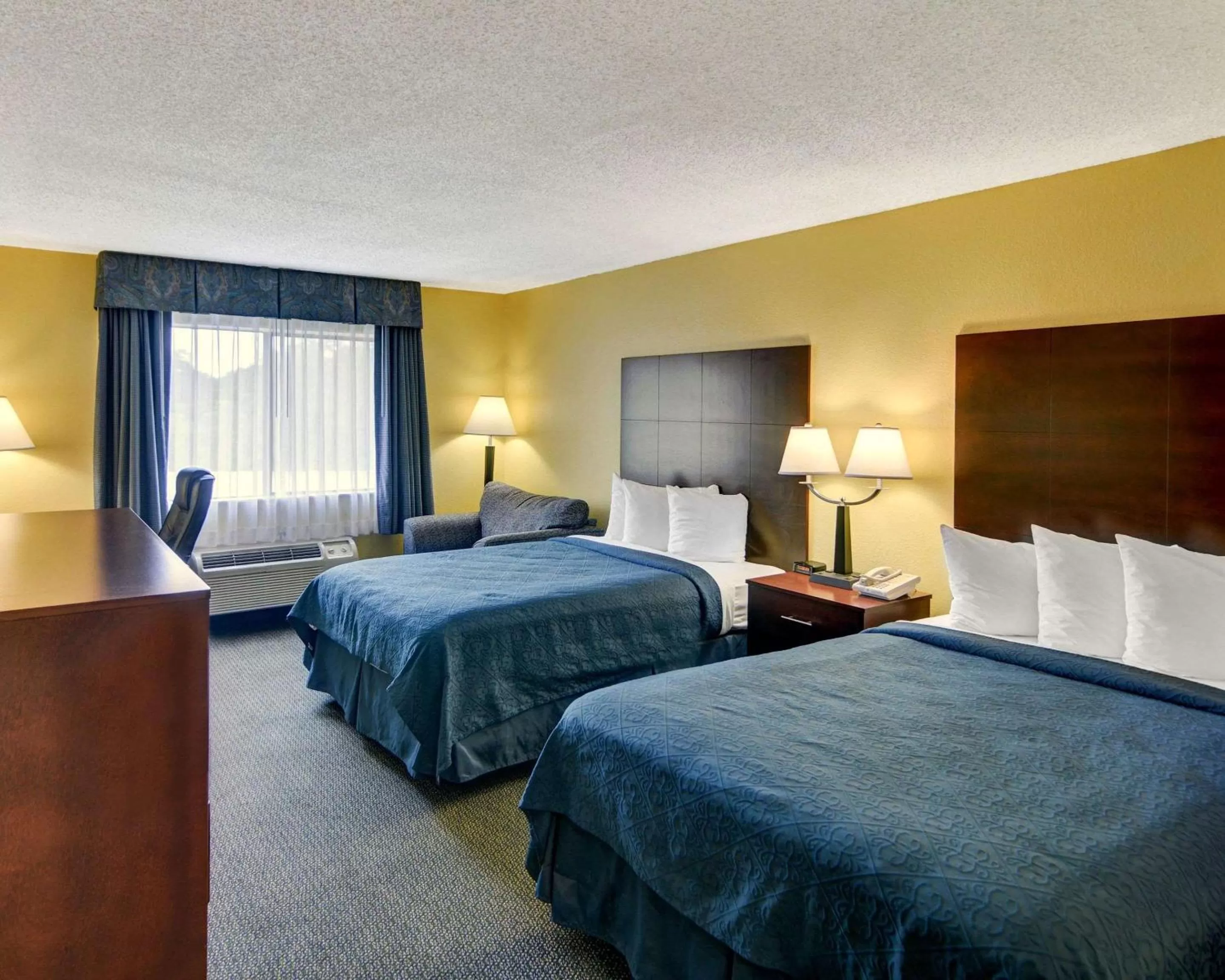 Photo of the whole room, Bed in Quality Inn & Suites Grand Prairie South