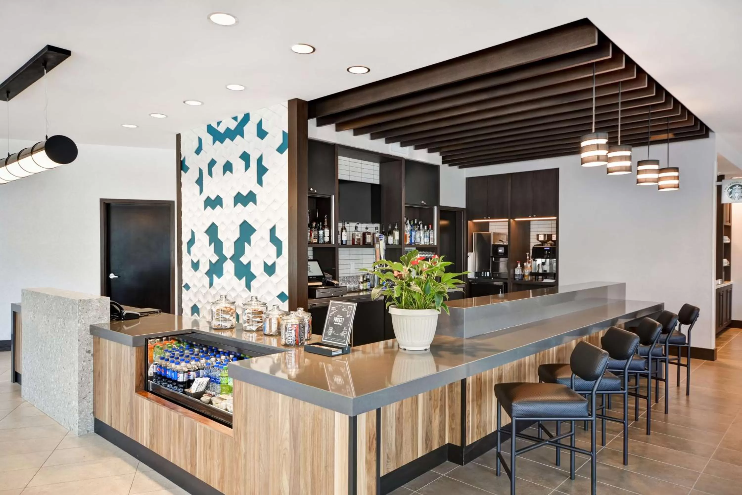 Lounge or bar in Hyatt Place Fresno