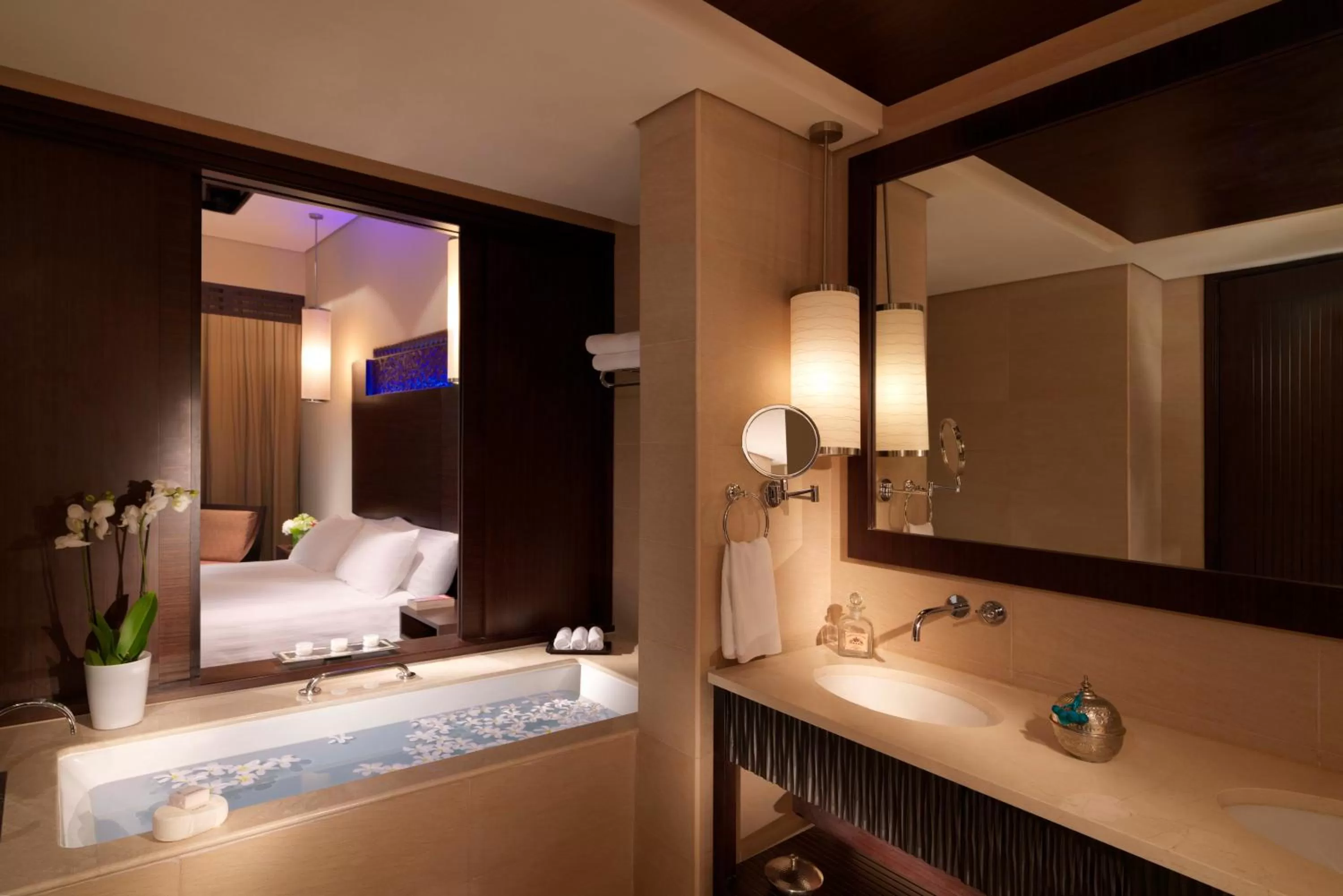 Bathroom, Bed in Anantara The Palm Dubai Resort