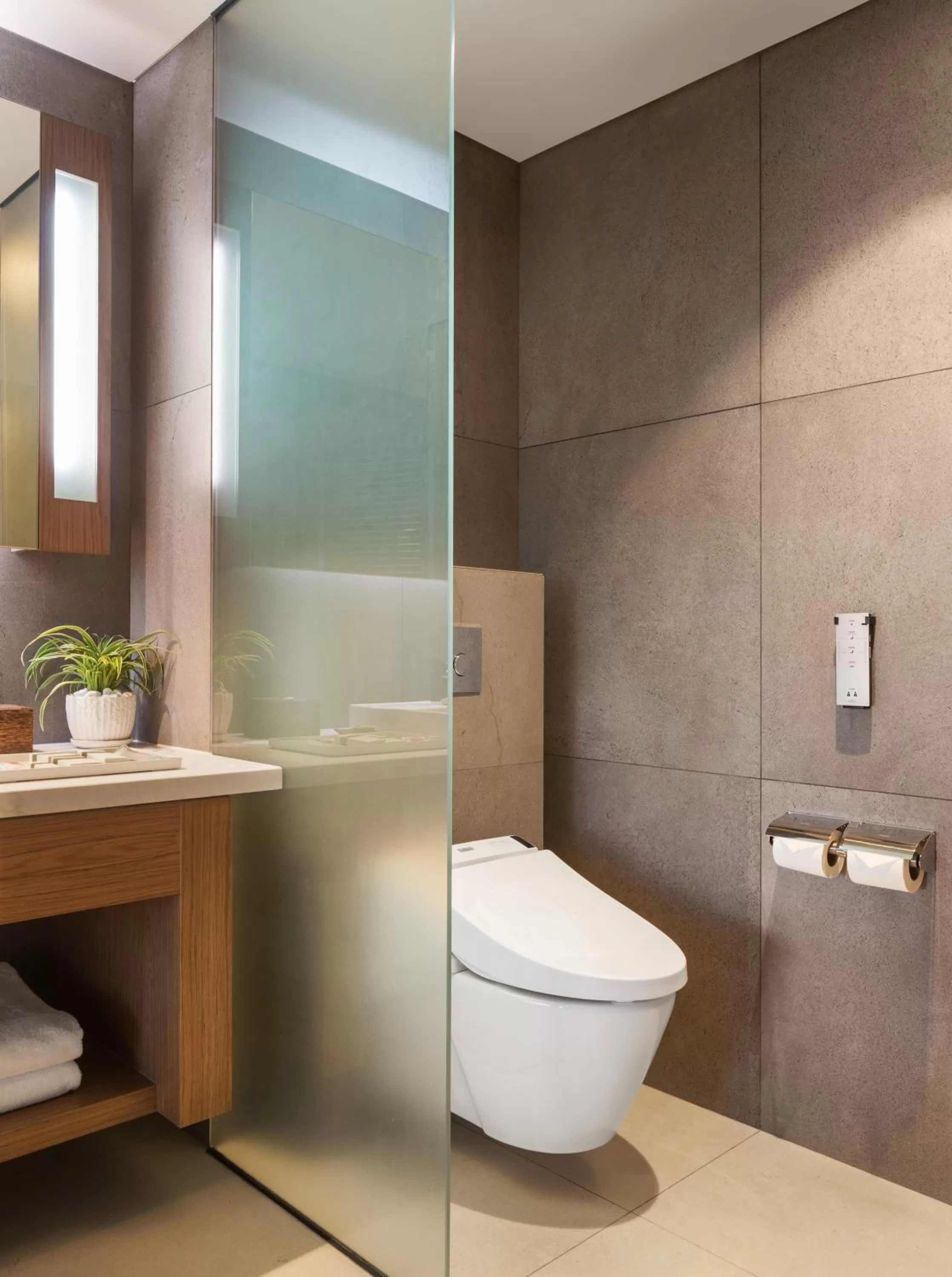 Toilet in Hotel Emion Phnom Penh