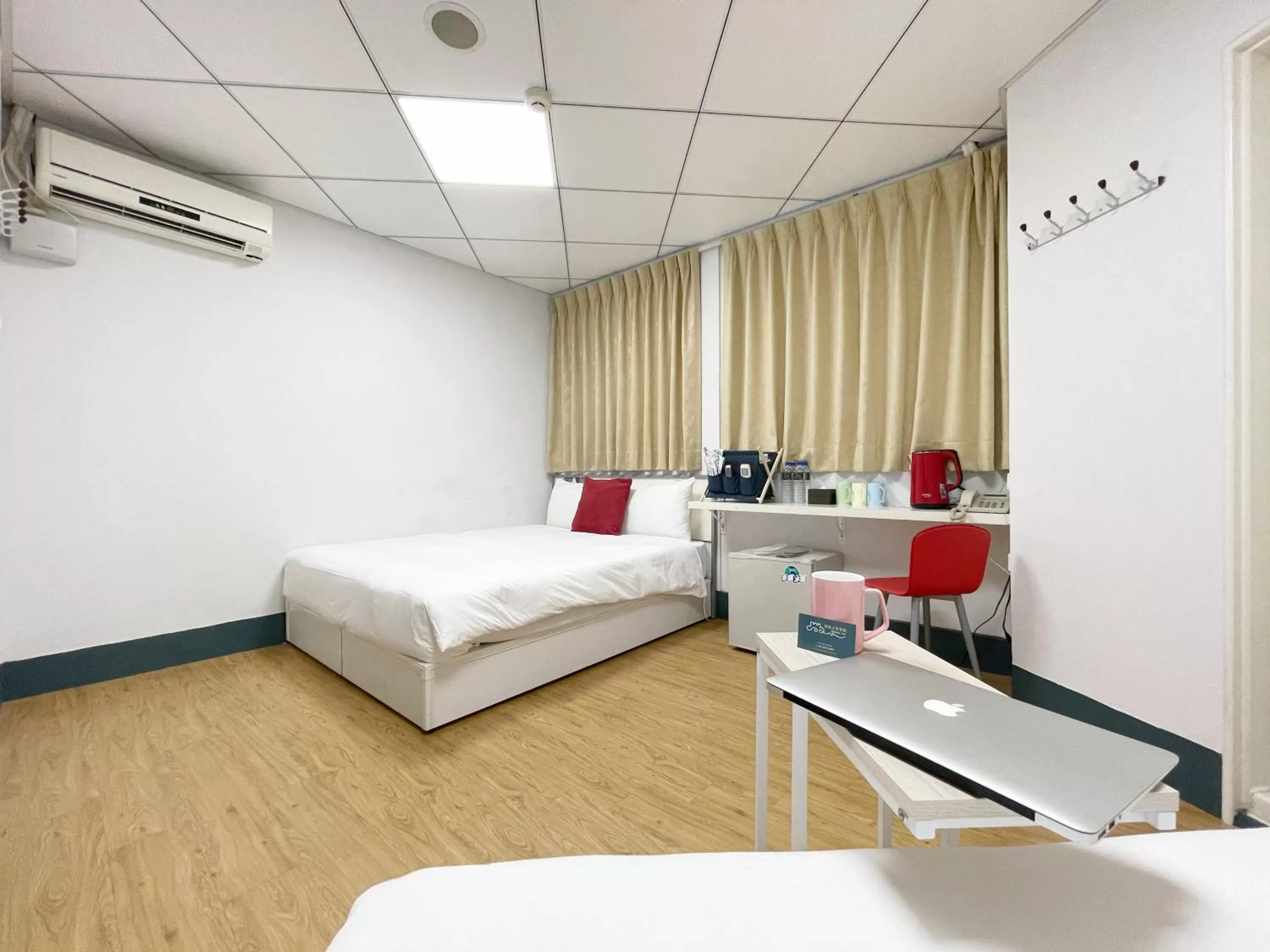 Bedroom, Bed in Sharon Inn