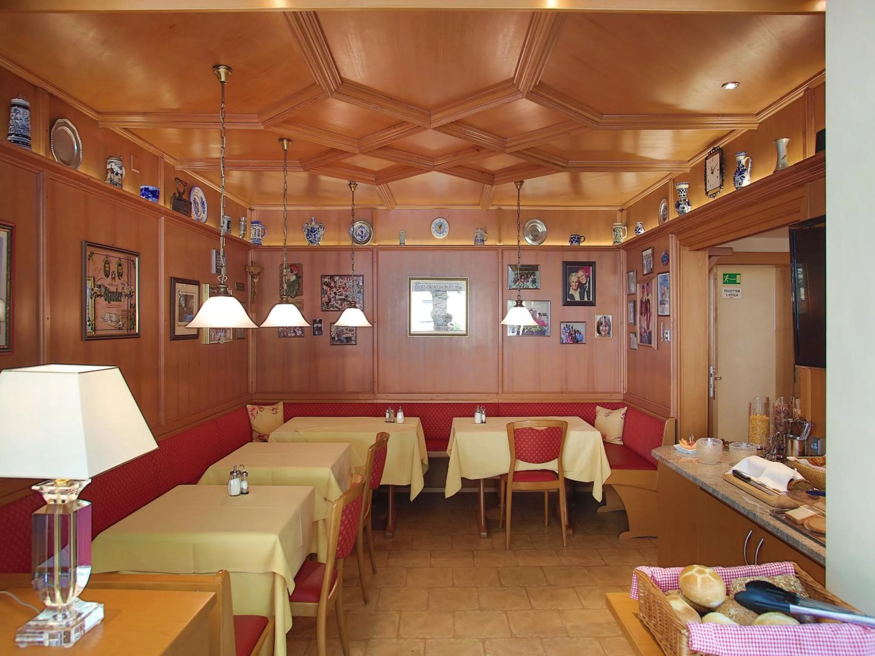 Restaurant/places to eat in Hotel Kriemhild am Hirschgarten