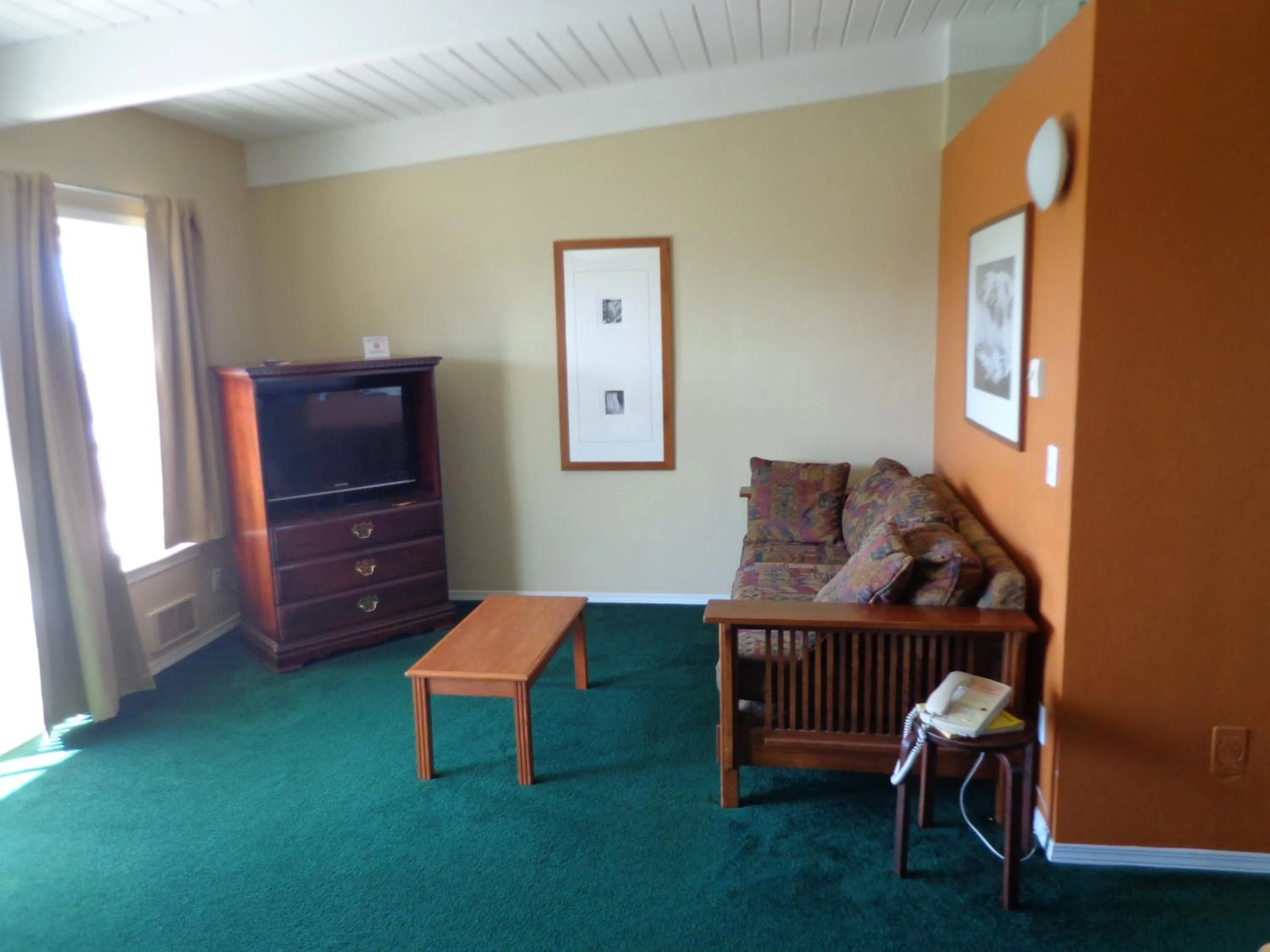 TV and multimedia in Ocean Shores Inn & Suites