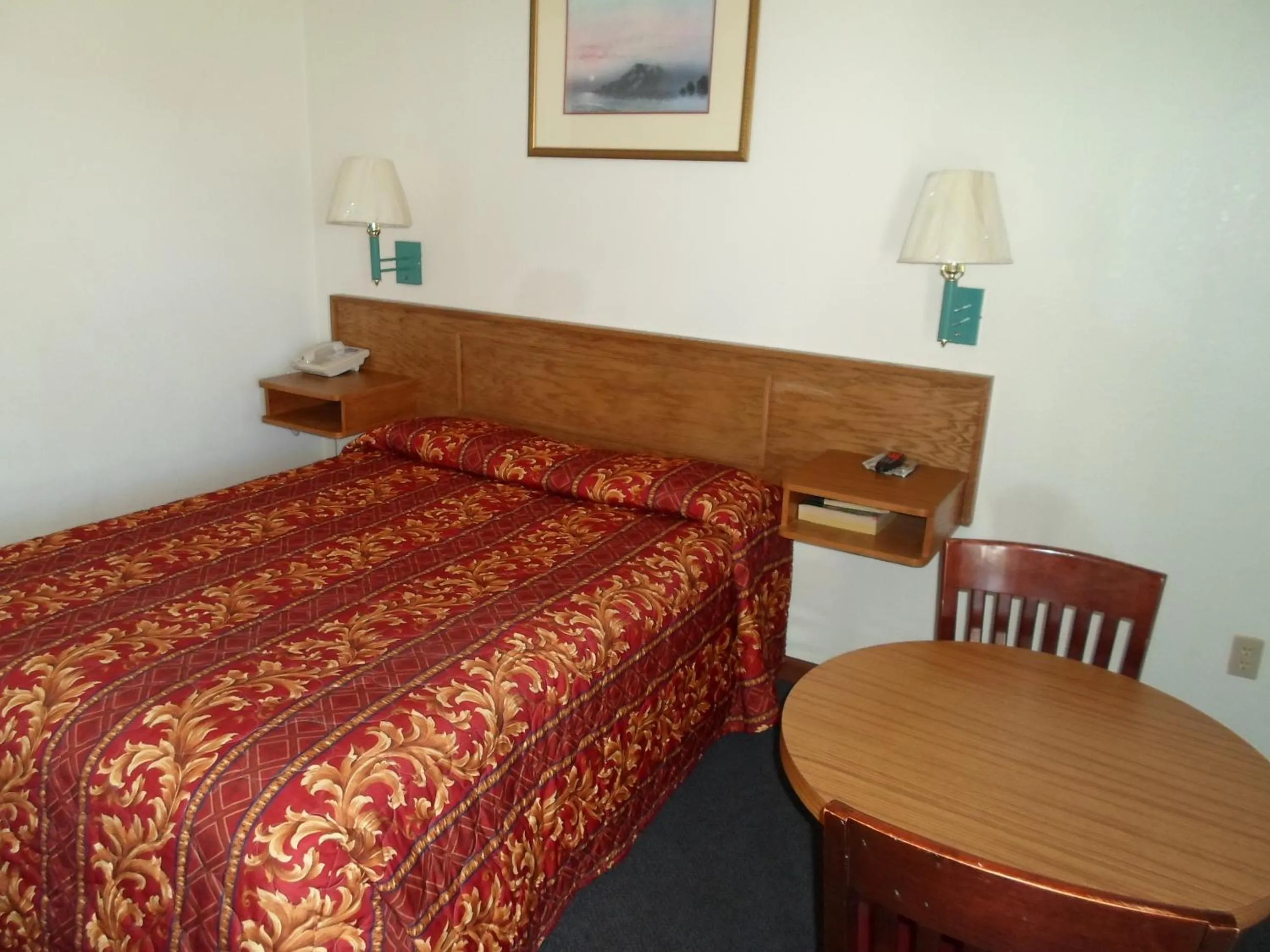 Bed in Economy Inn Morgan Hill