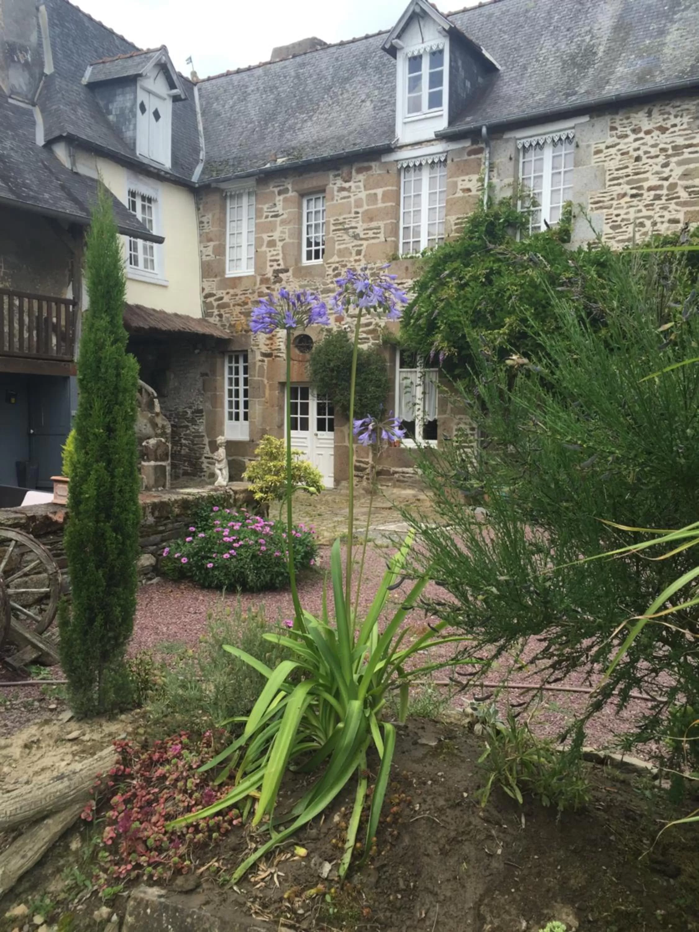 Property Building in Chambres d'Hotes Le 1900