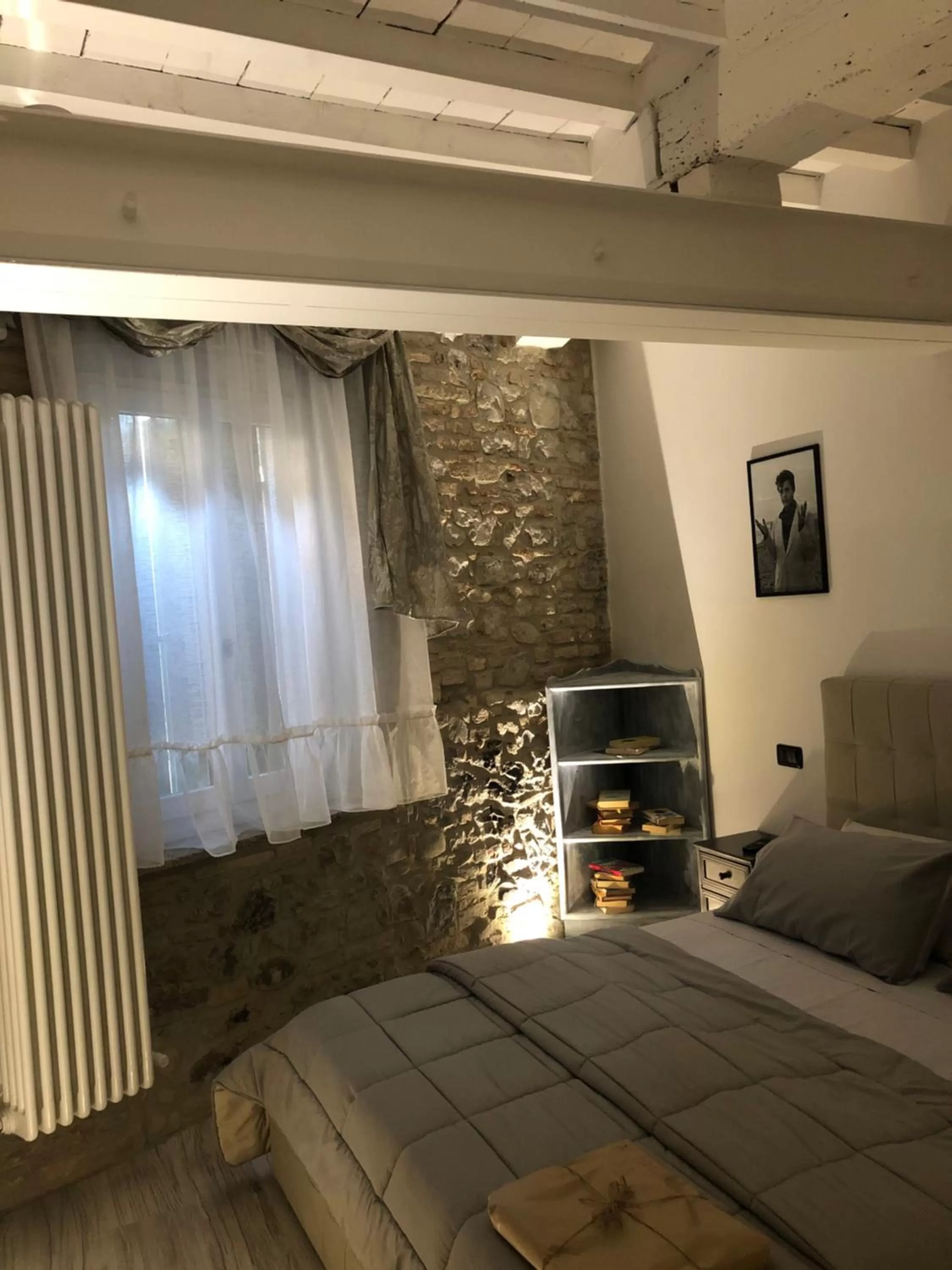 Photo of the whole room, Bed in MentoreR&B