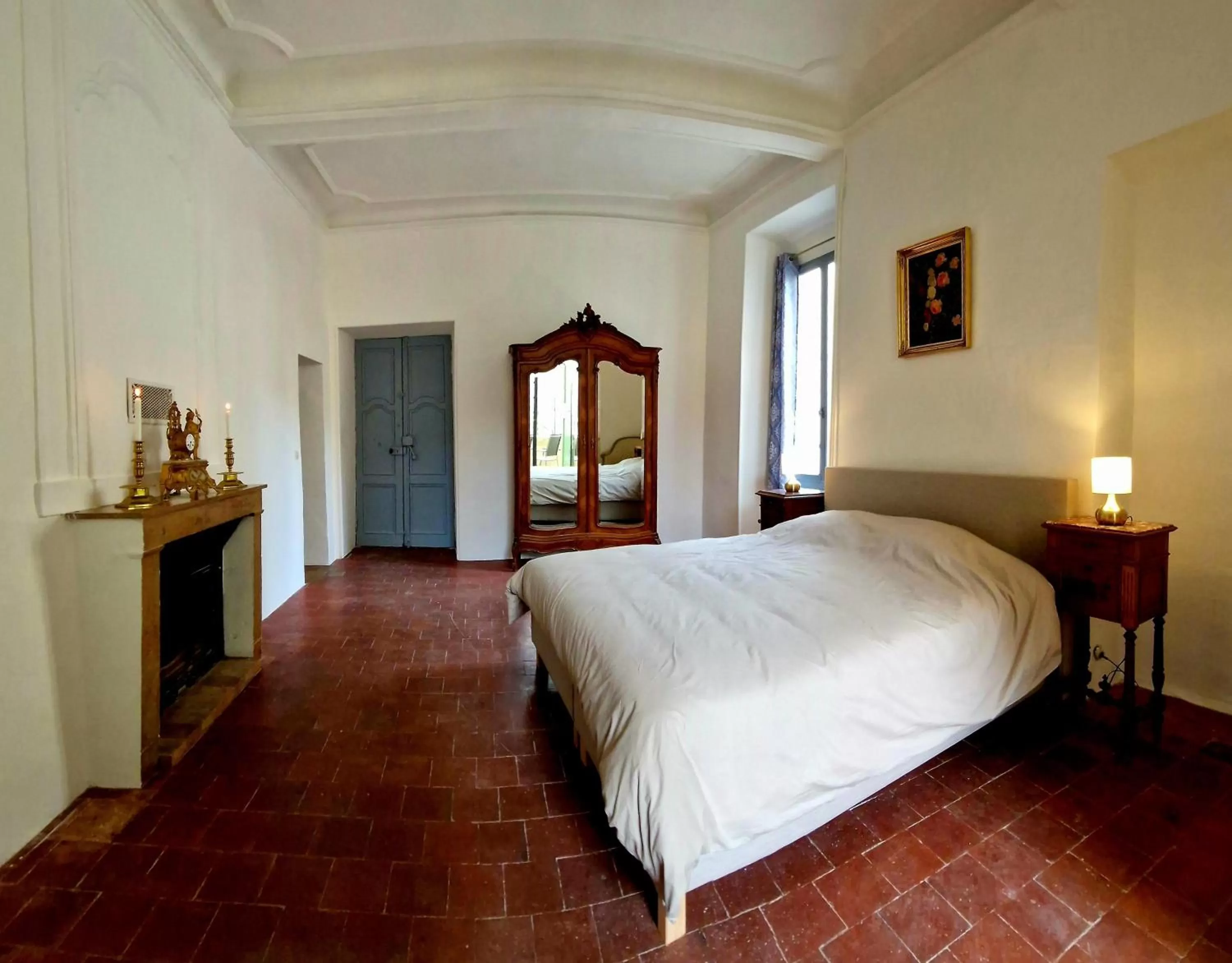 Bedroom, Bed in La tour de Pezene