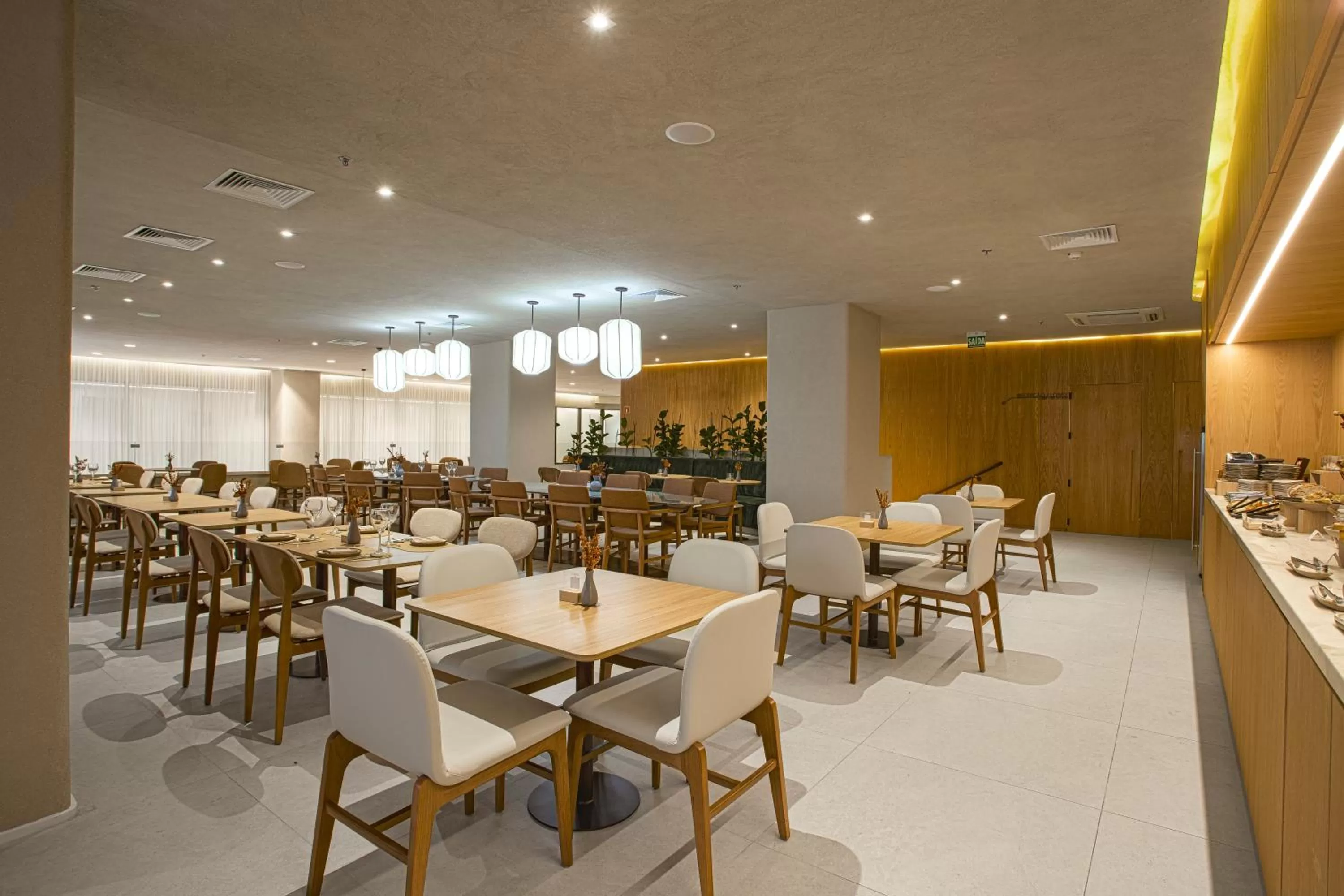 Restaurant/places to eat in QOYA Hotel Curitiba, Curio Collection by Hilton