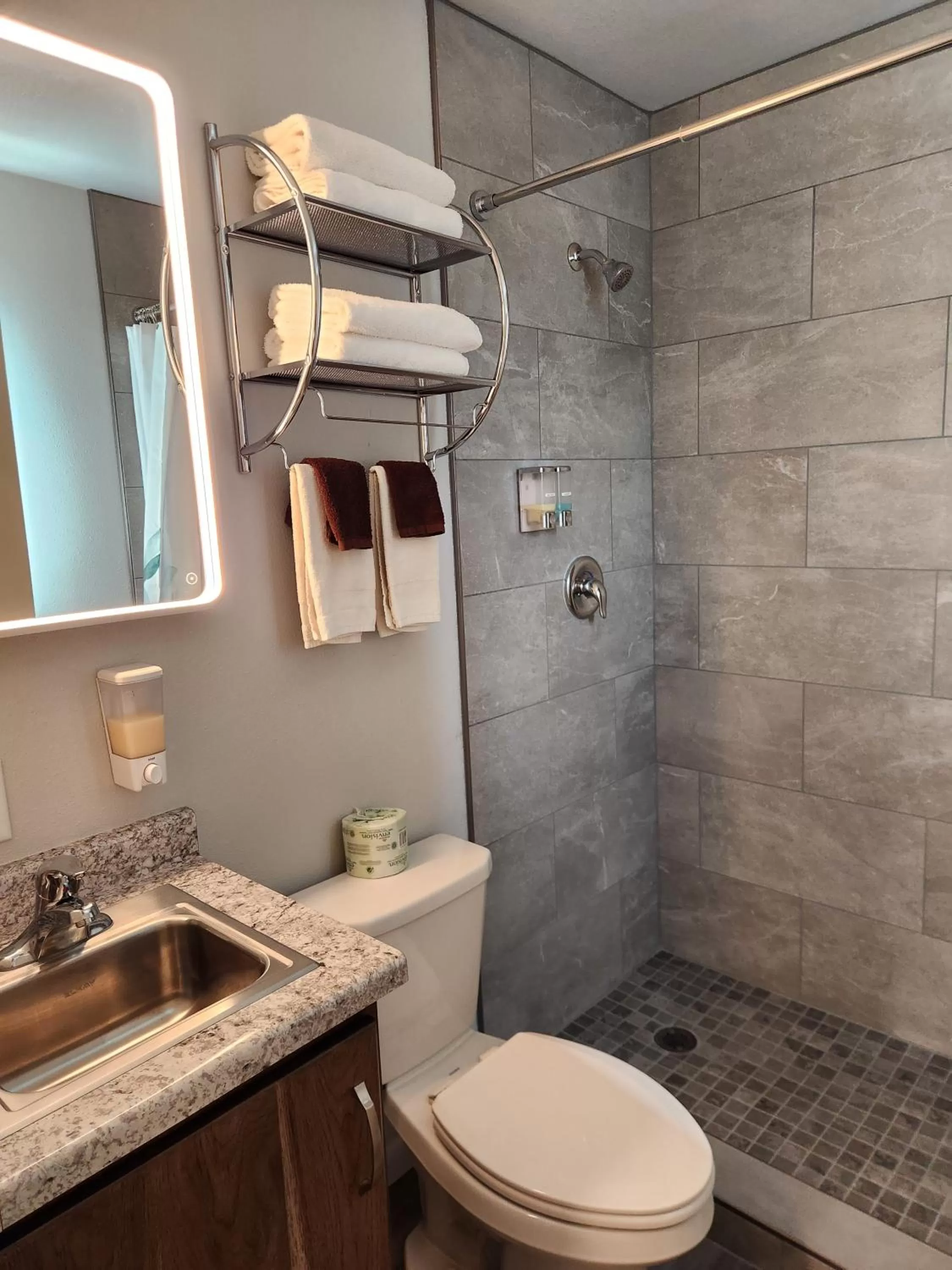 Shower in Aquarius Inn