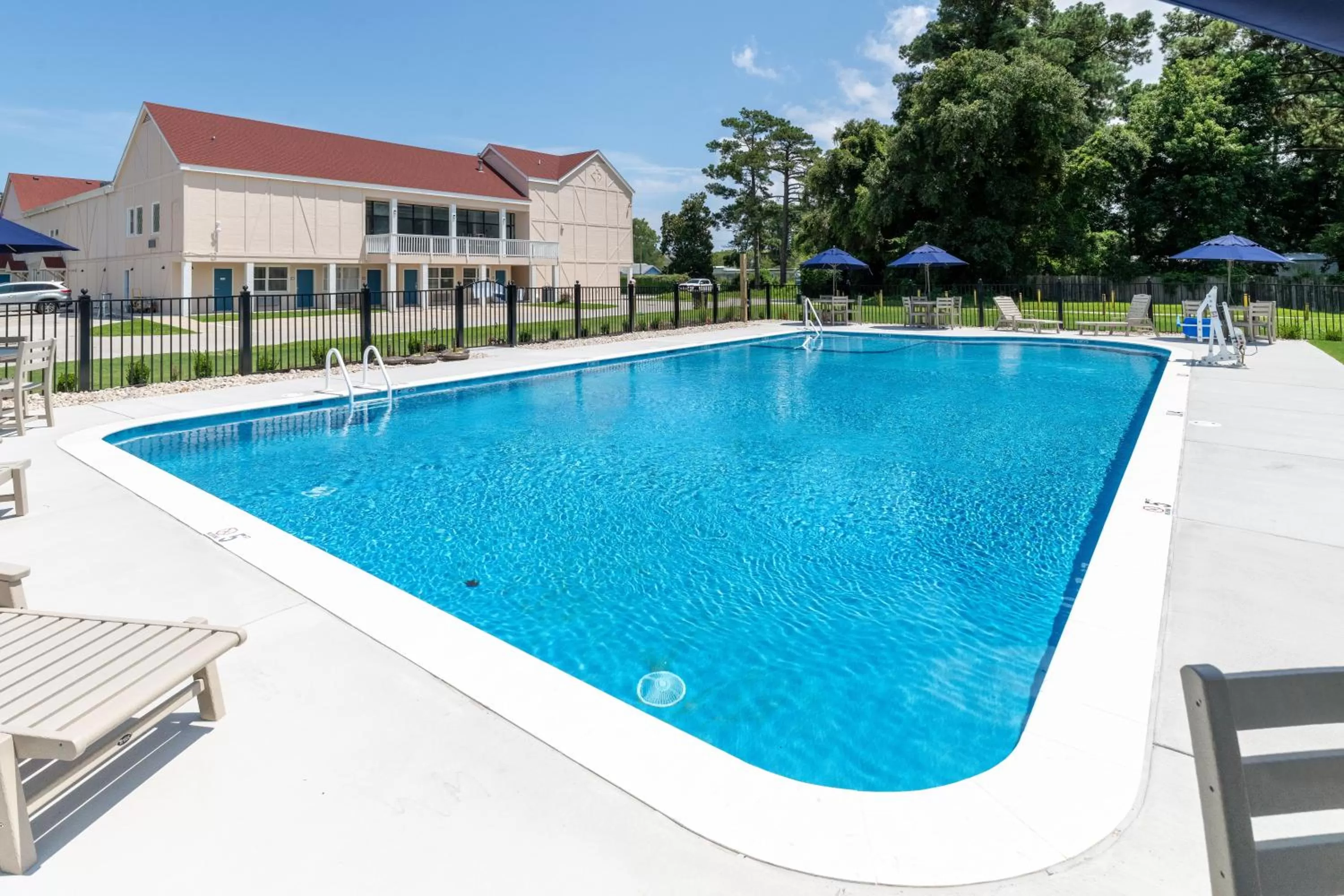 Swimming pool in Hotel Manteo, Trademark Collection by Wyndham