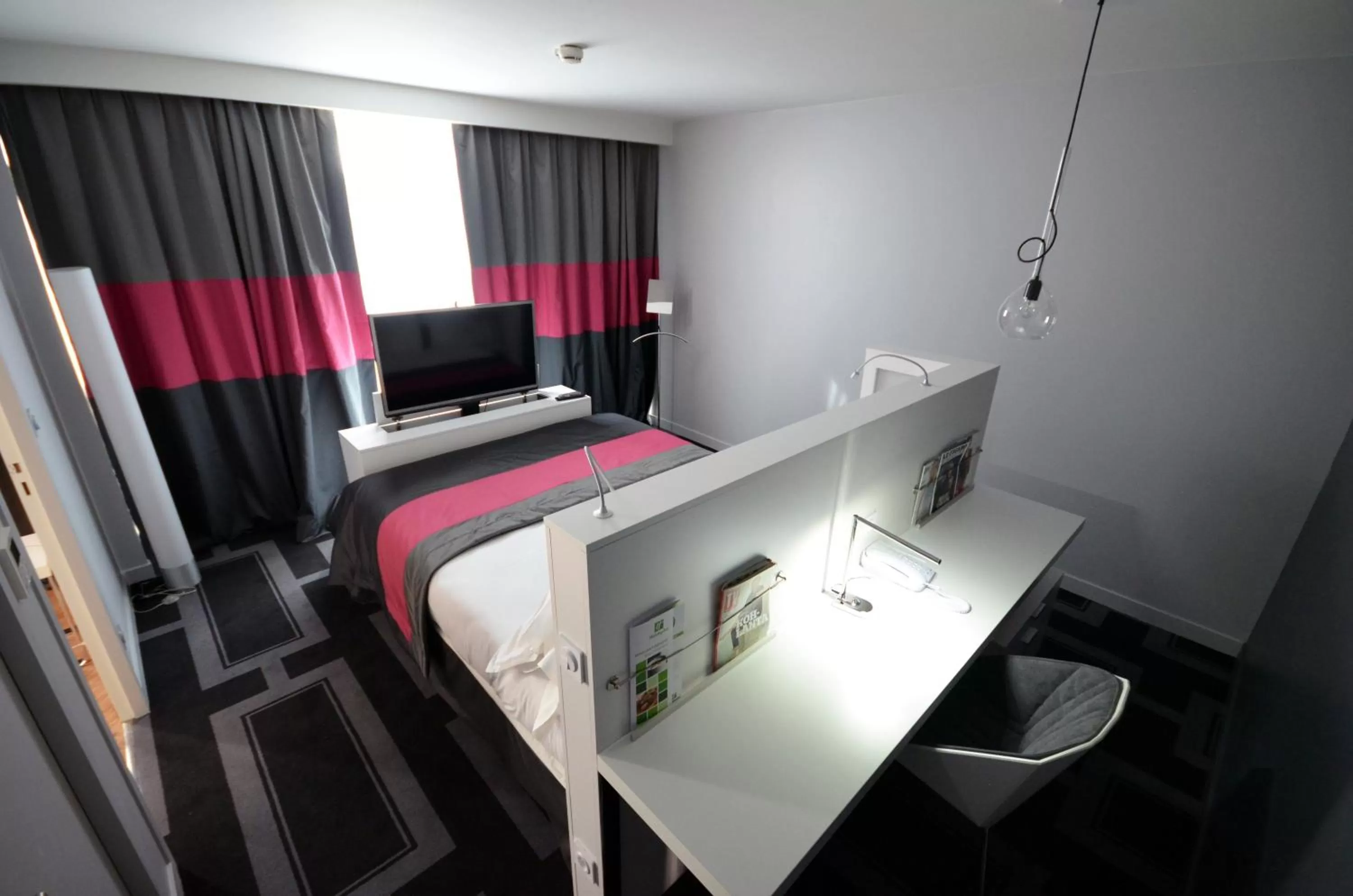 Photo of the whole room, Bed in Holiday Inn Dijon Toison D'or by IHG