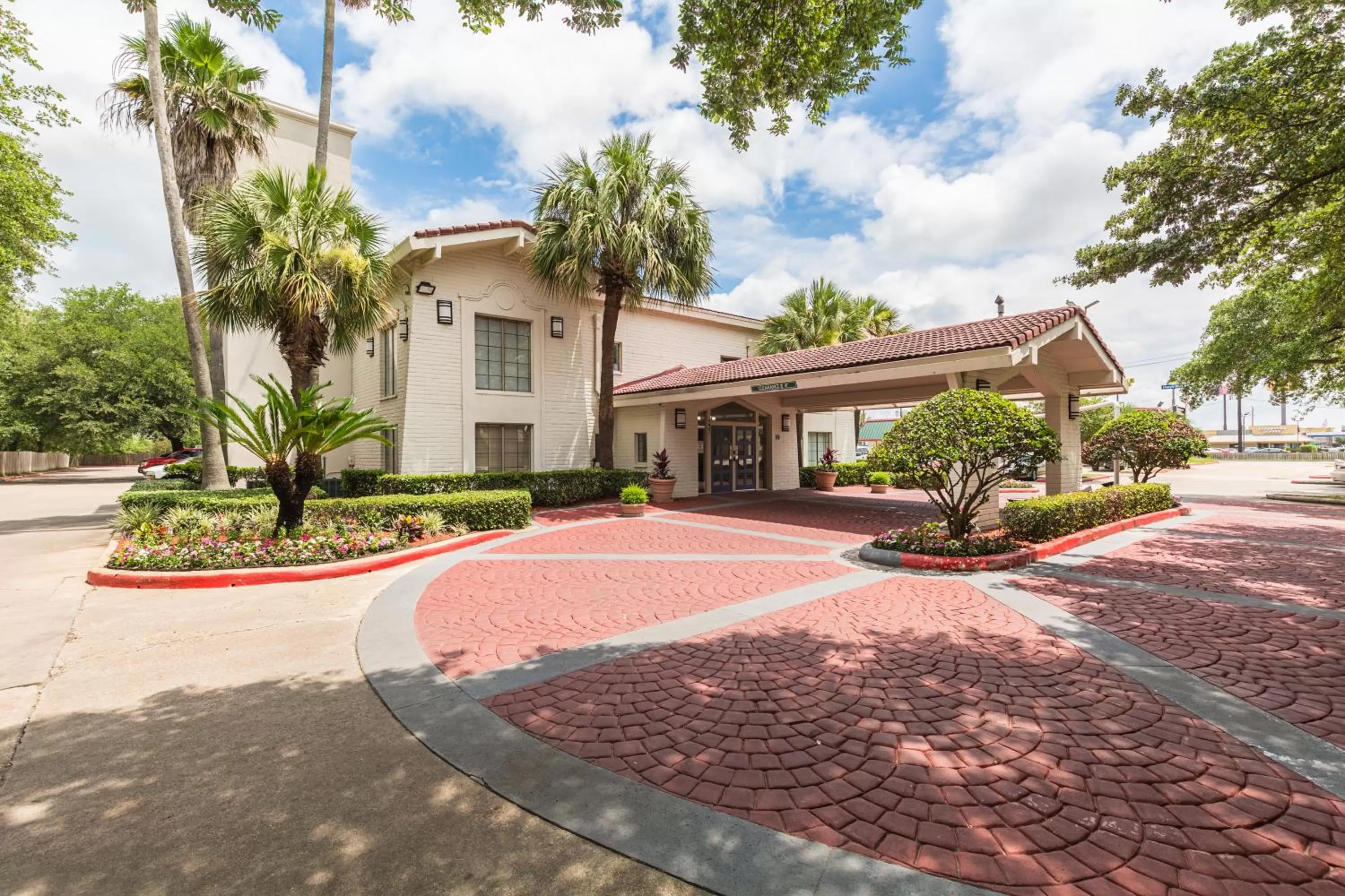 Property building in Studio 6 Baytown, Tx - Garth Road