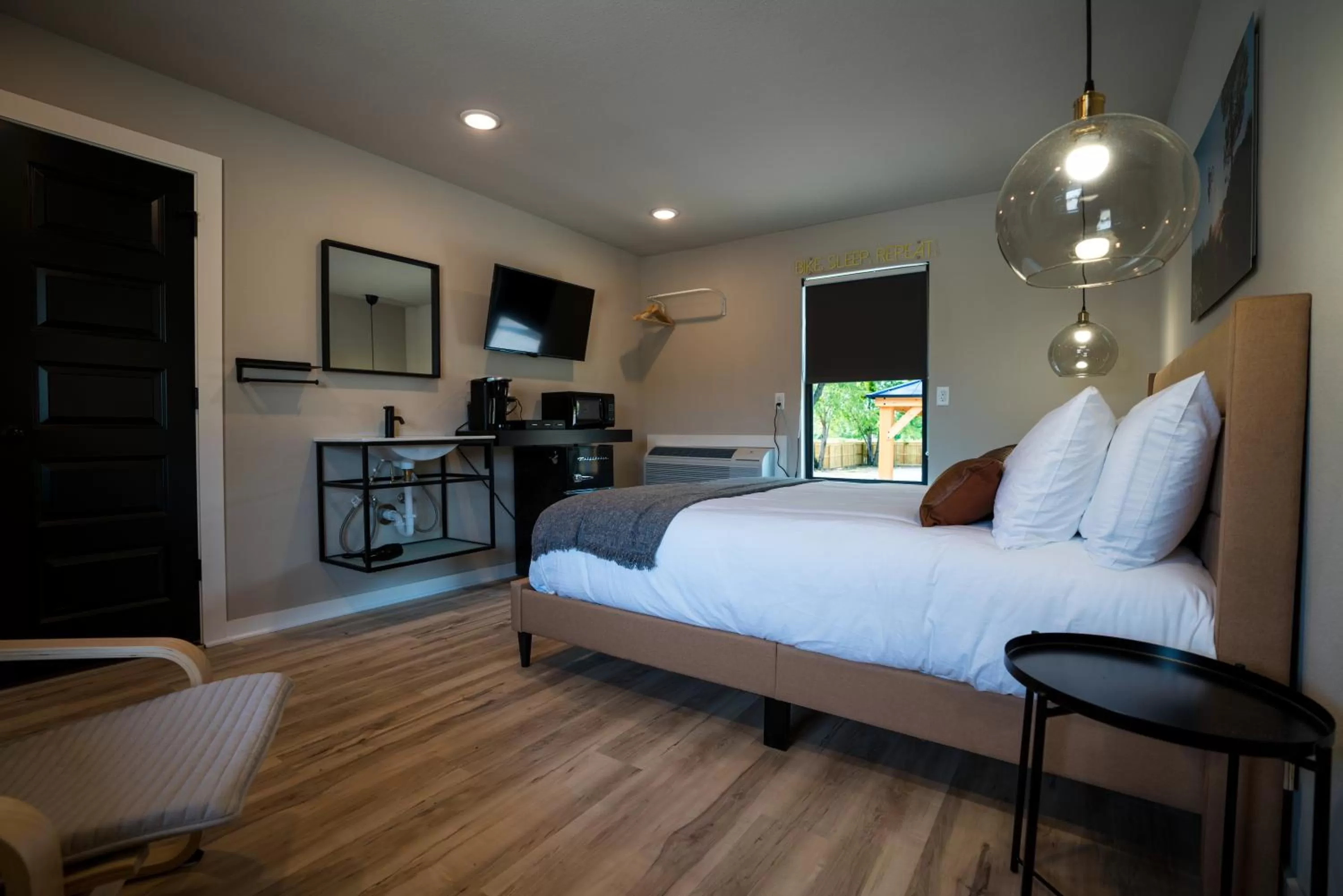 Photo of the whole room, Bed in The Bike Inn