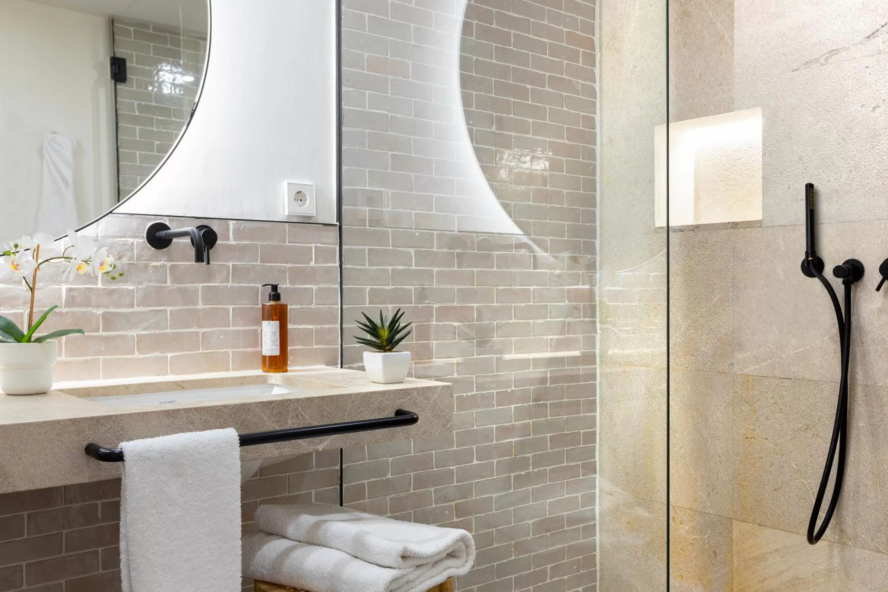 Shower in Samaritana Suites