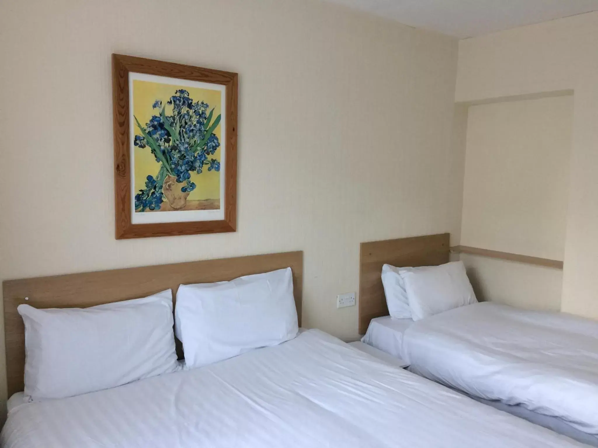 Standard Quadruple Room in Lockyer House B&B Standard Quadruple Room in Lockyer House B&B