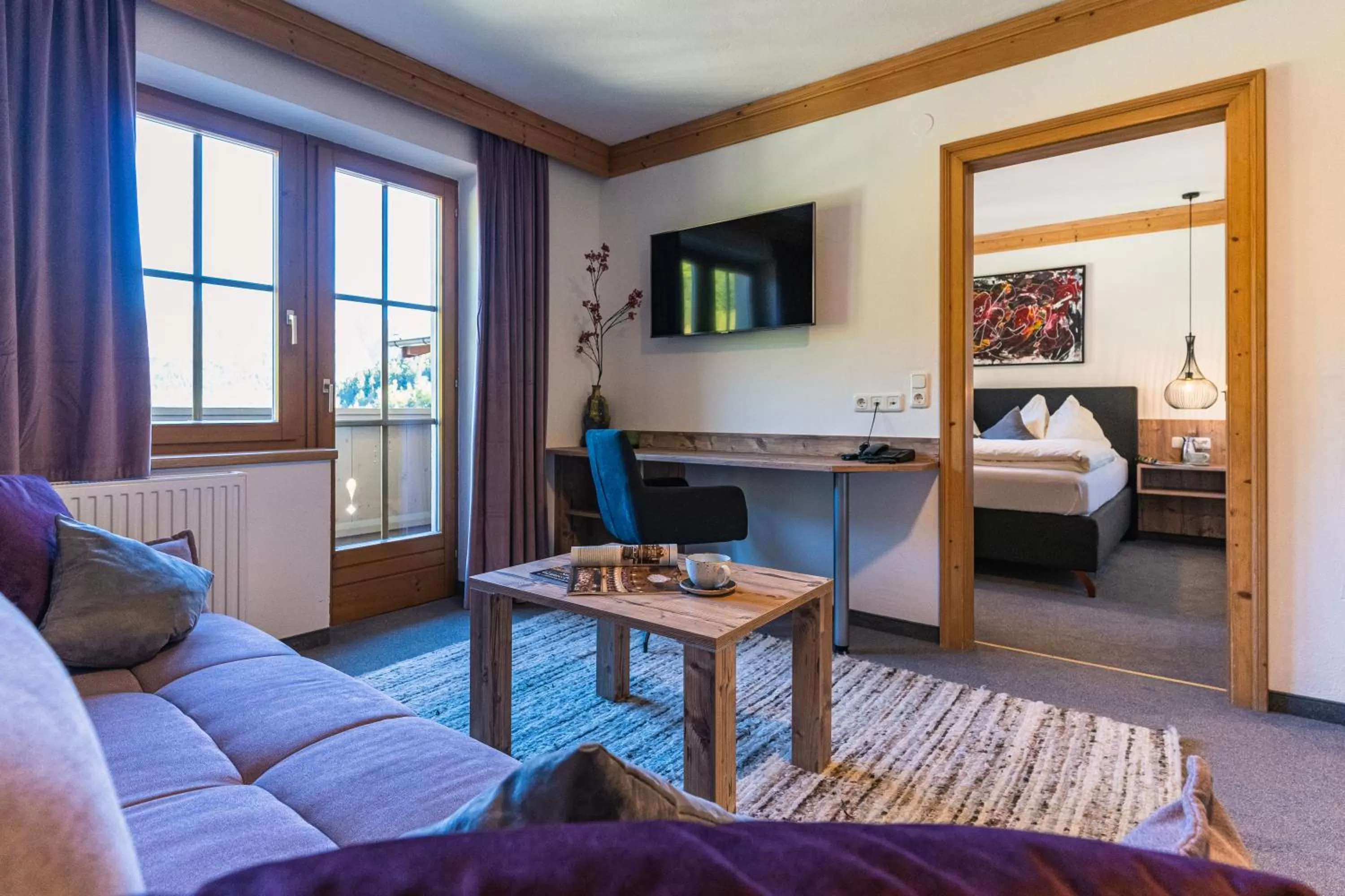 Living room, Bed in Hotel Der Schmittenhof