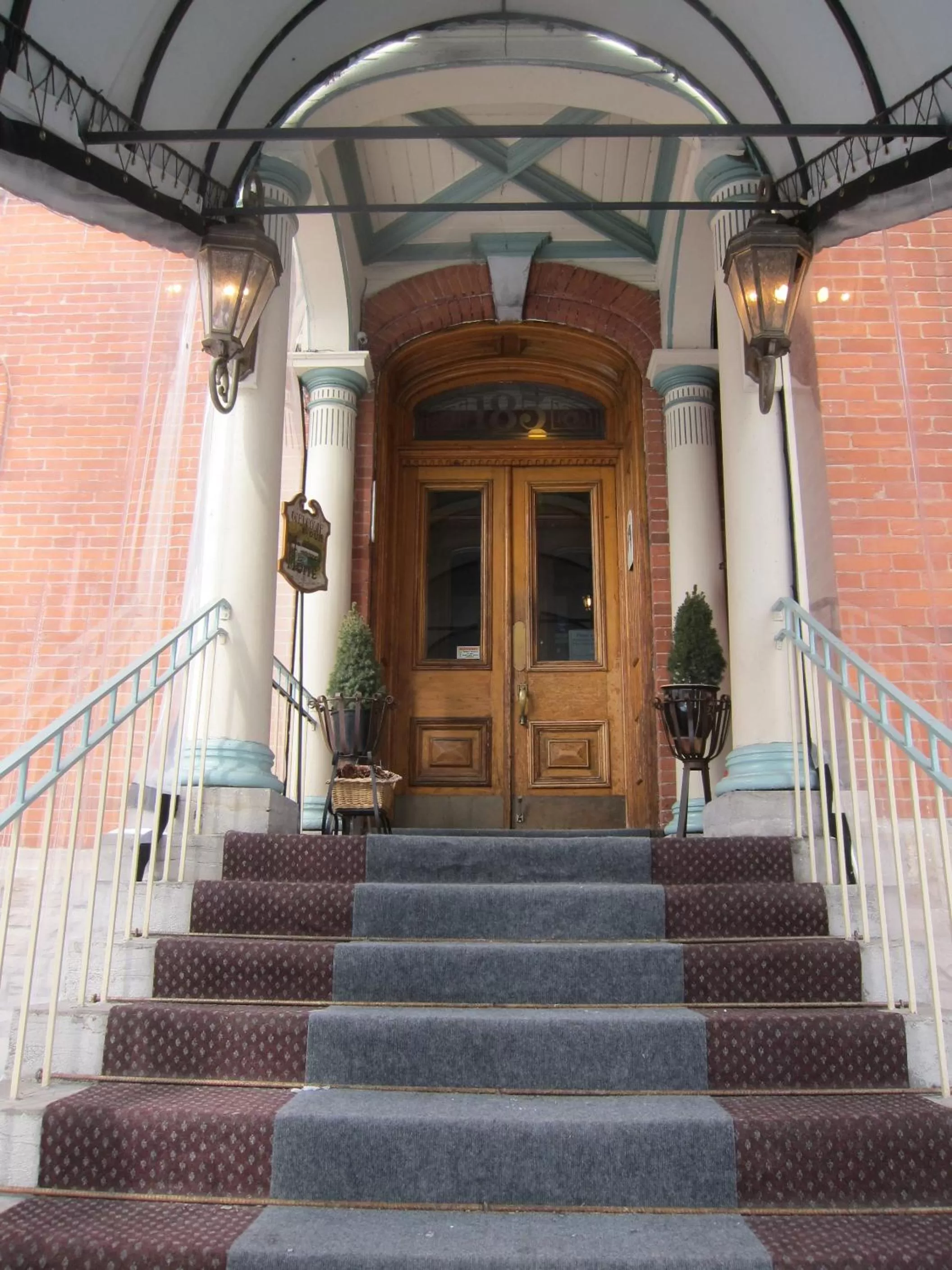 Facade/entrance in McGee's Inn