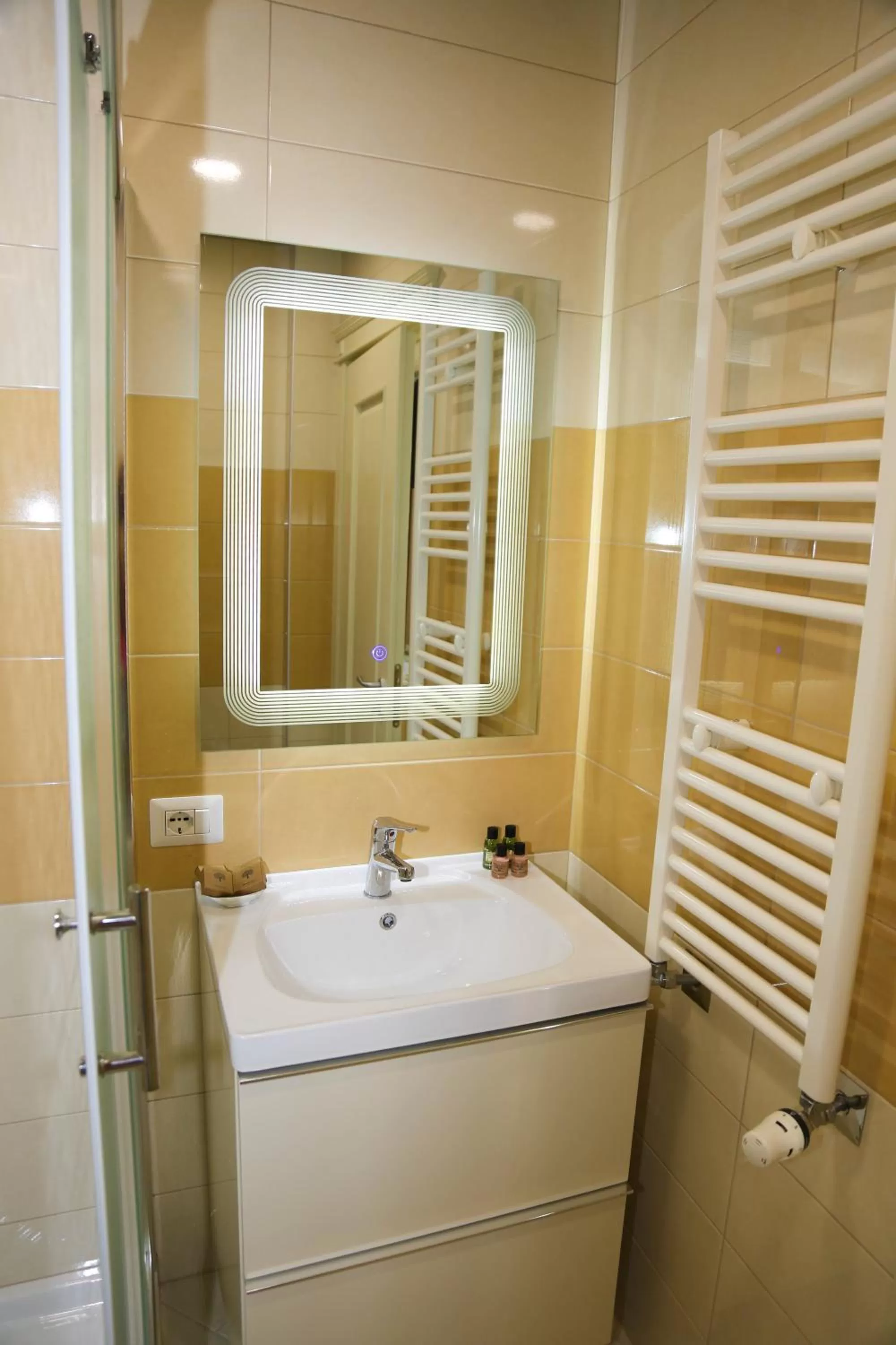 Bathroom in Mervin Hotel