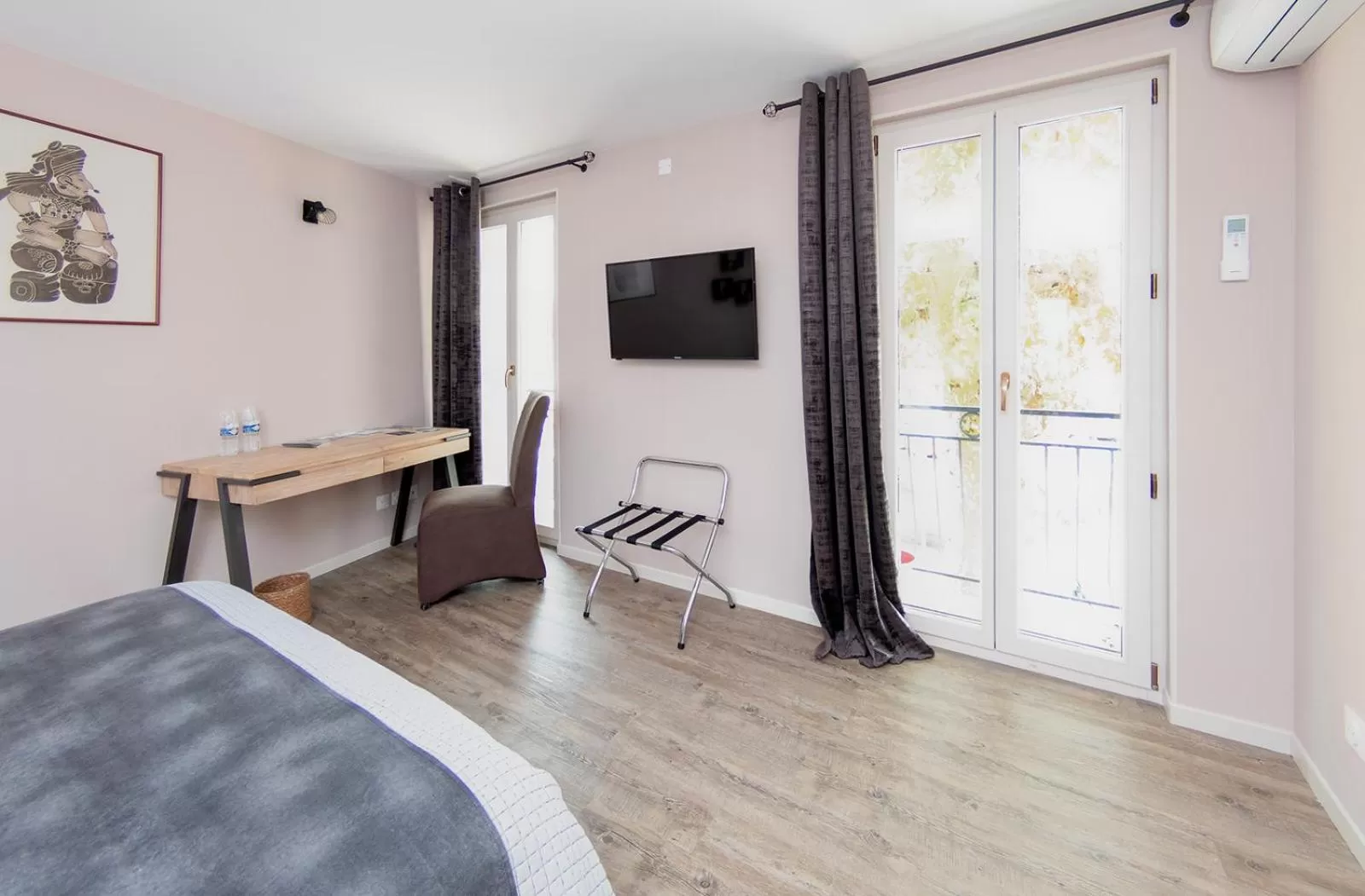 Communal lounge/ TV room, Bed in Le Relais de la Poste