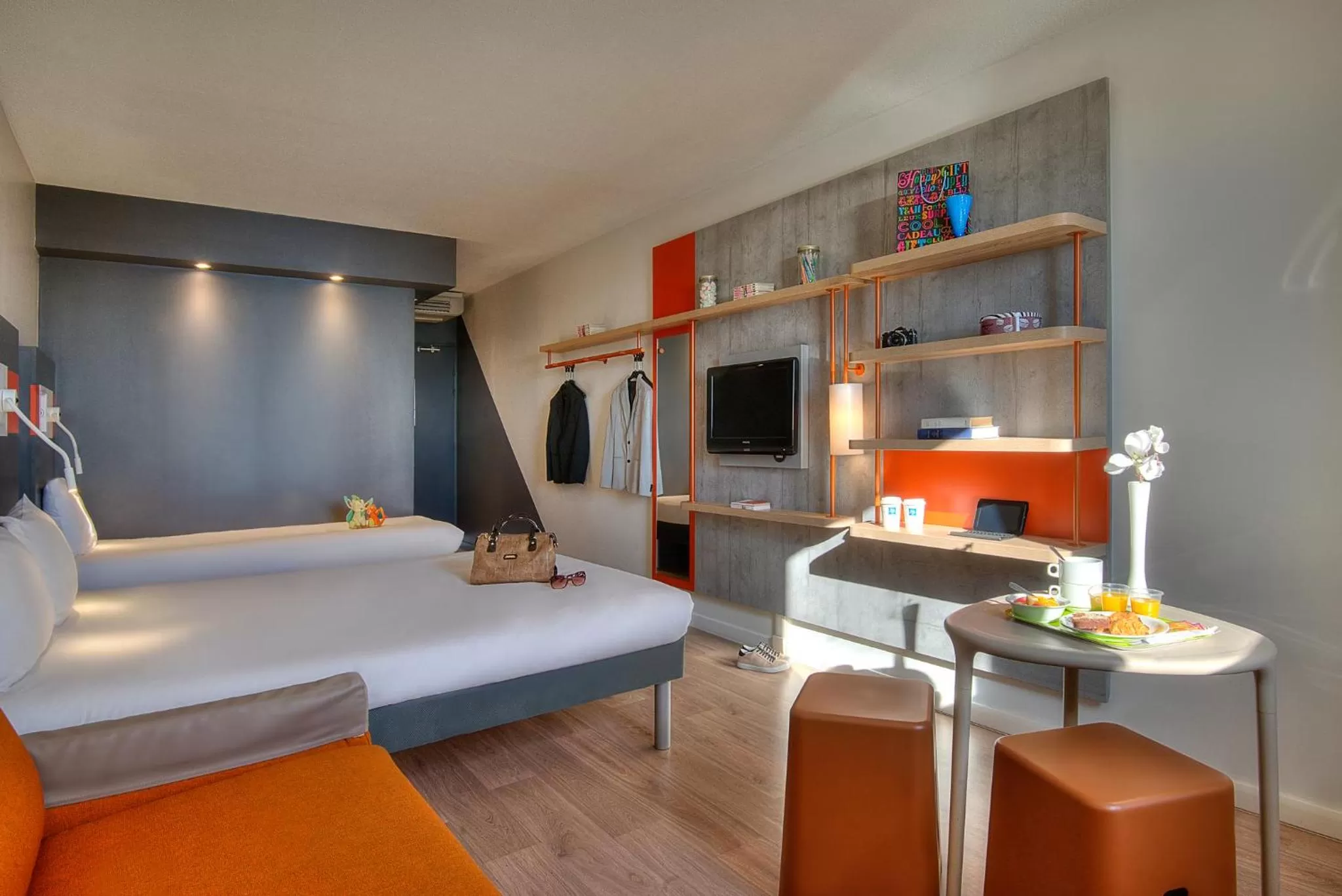 Family, Bed in ibis budget Nice Californie Lenval