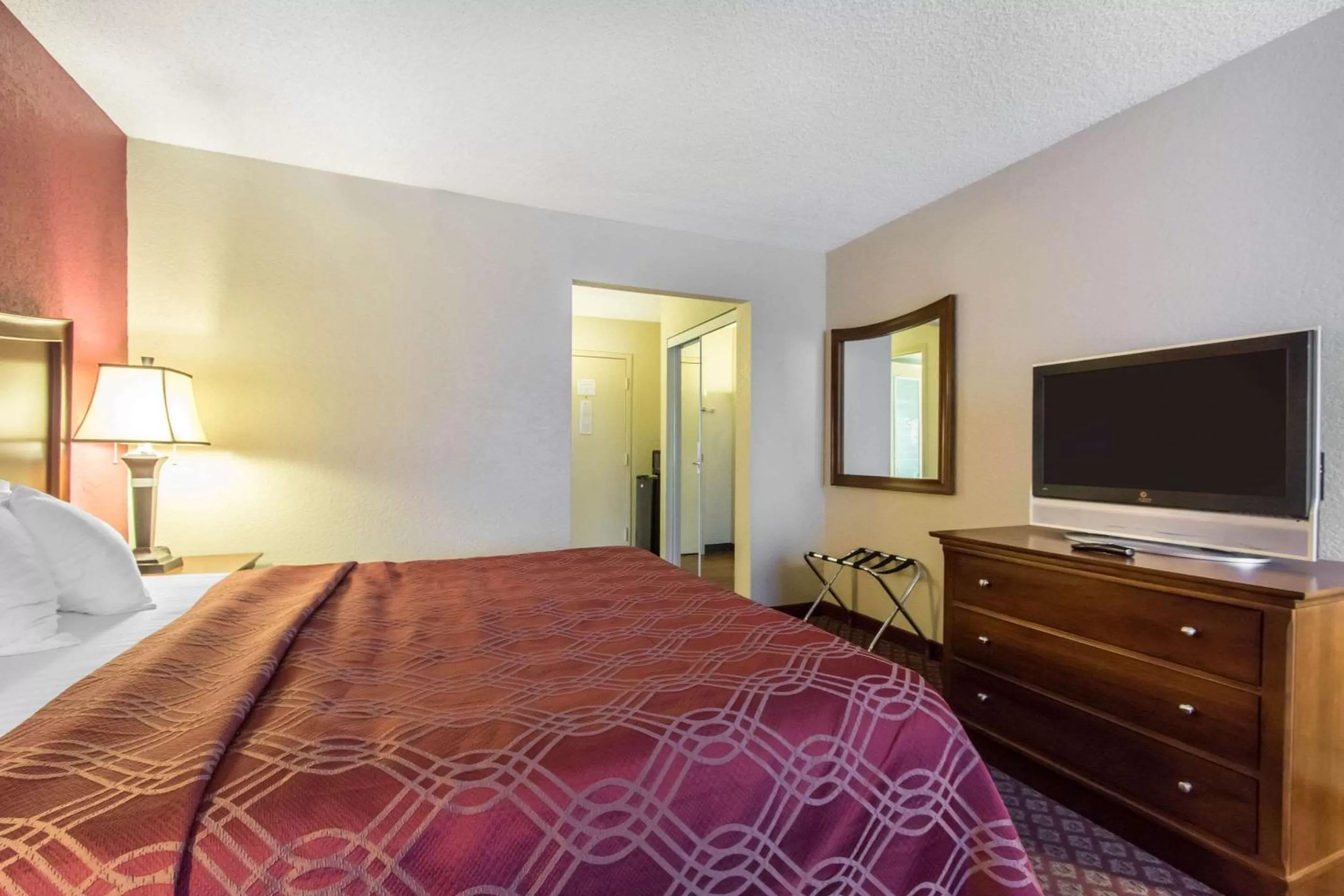 Photo of the whole room, Bed in Econo Lodge Inn & Suites Joplin