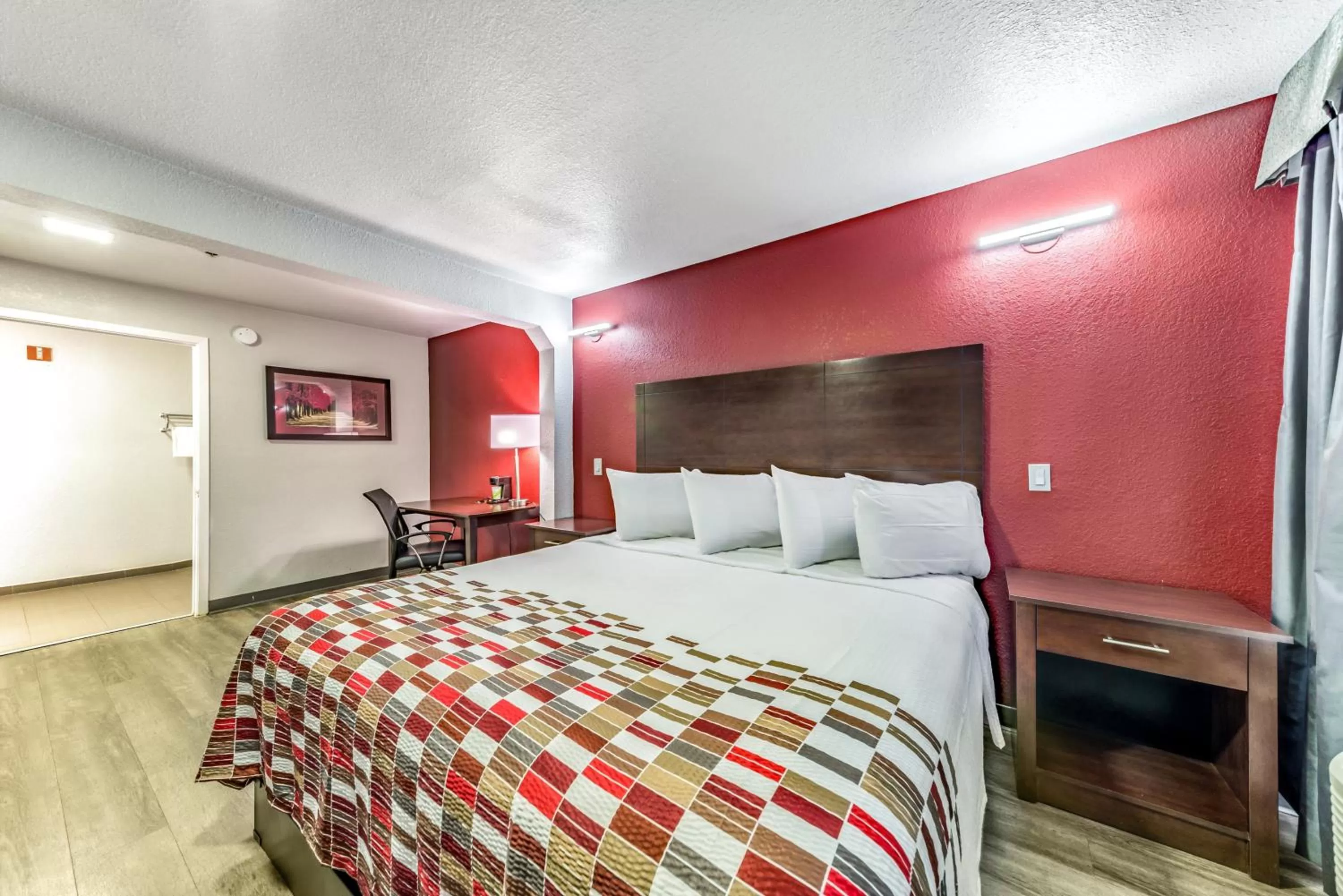 Photo of the whole room, Bed in Red Roof Inn Dallas - Mesquite Fair Park NE