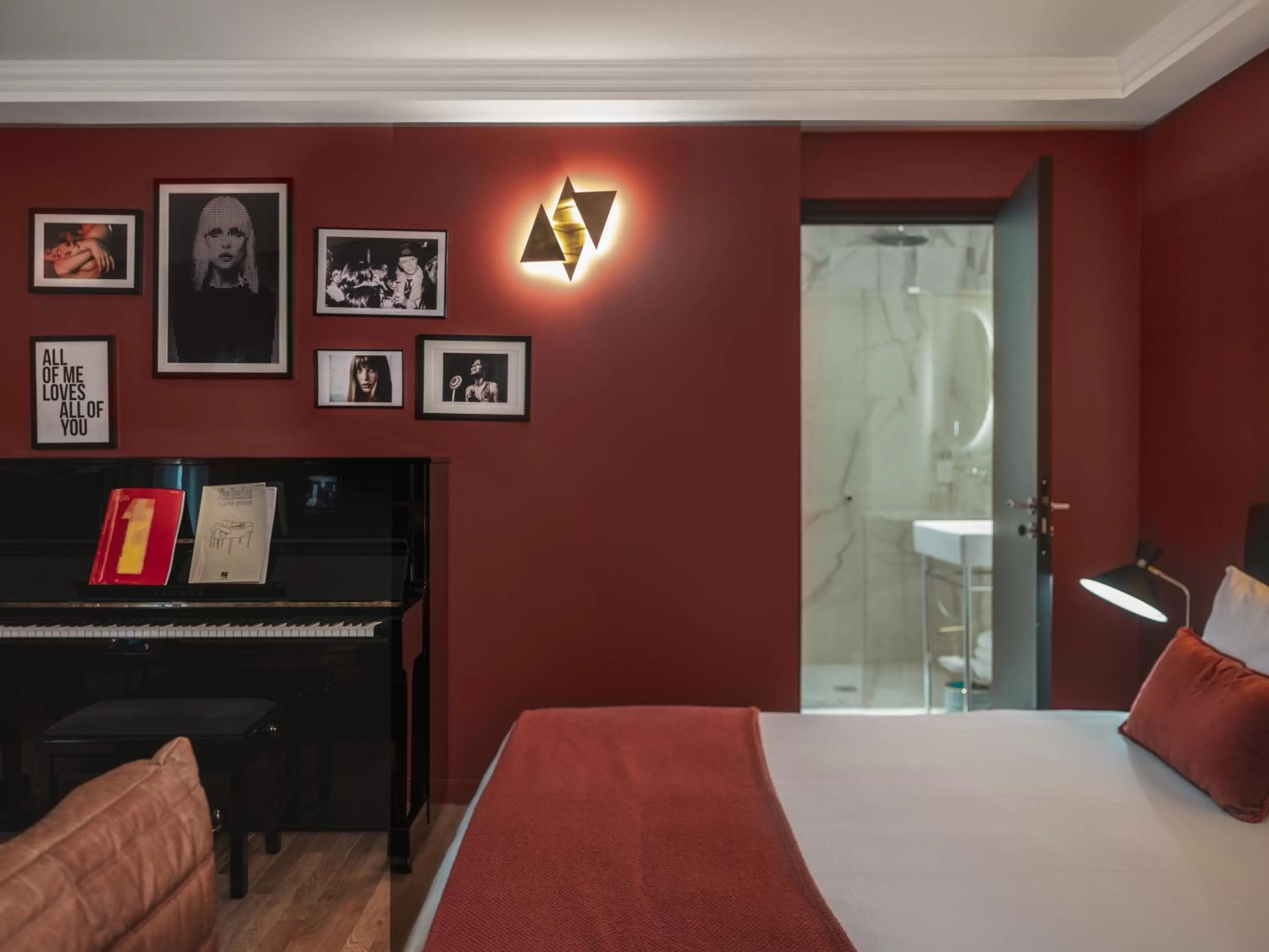 Photo of the whole room, Bed in Seven Hotel Paris