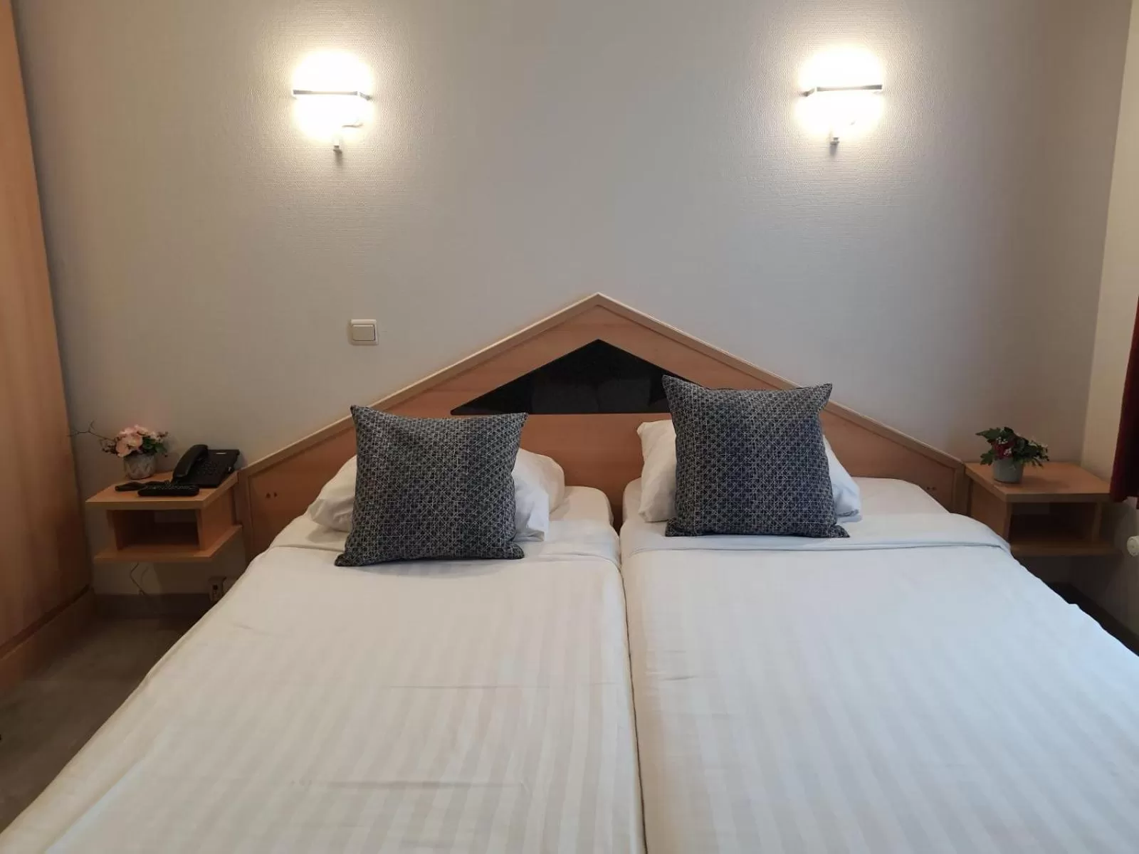 Photo of the whole room, Bed in Hotel New Flanders