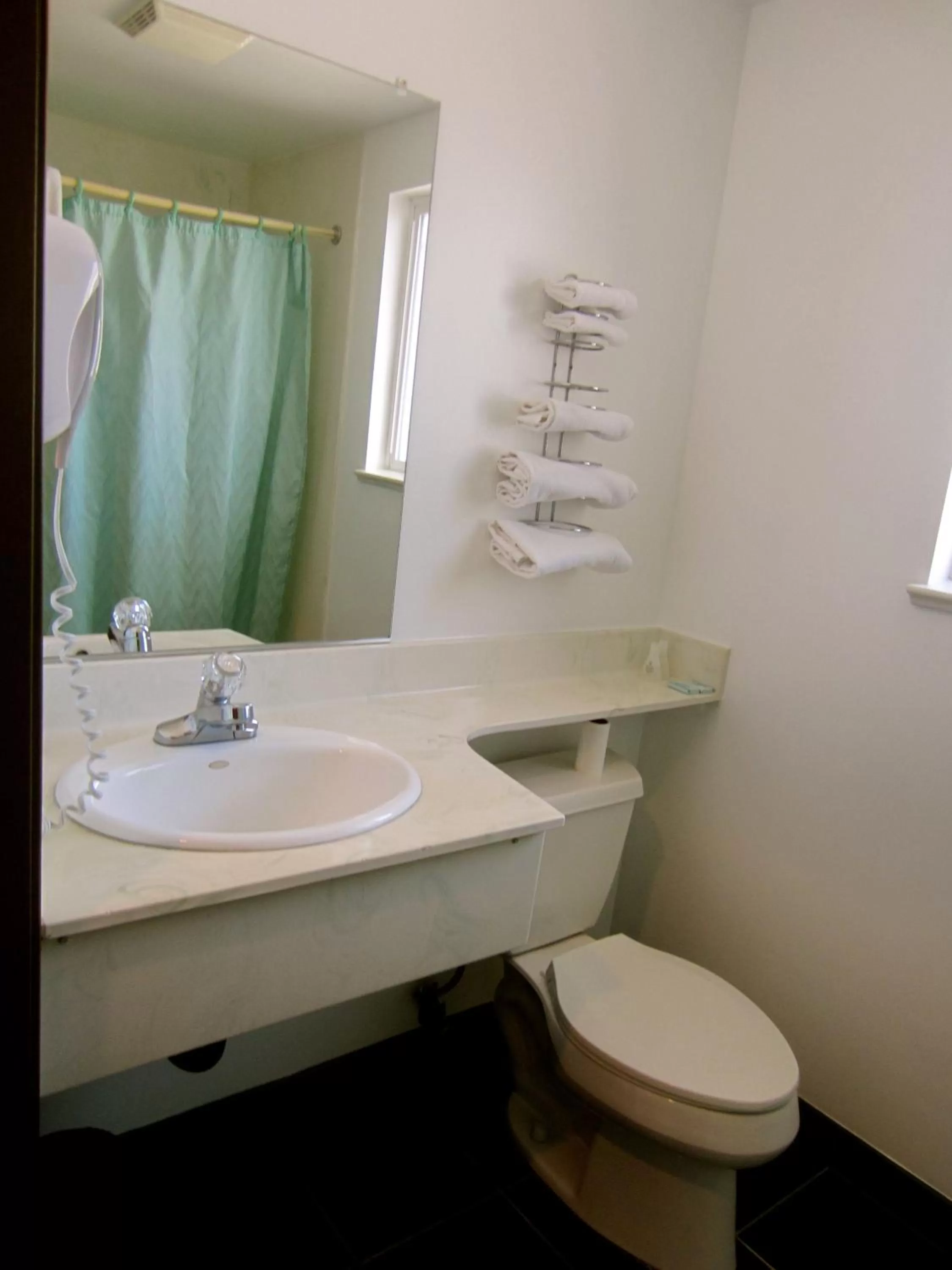 Bathroom in Deluxe Inn Redwood City